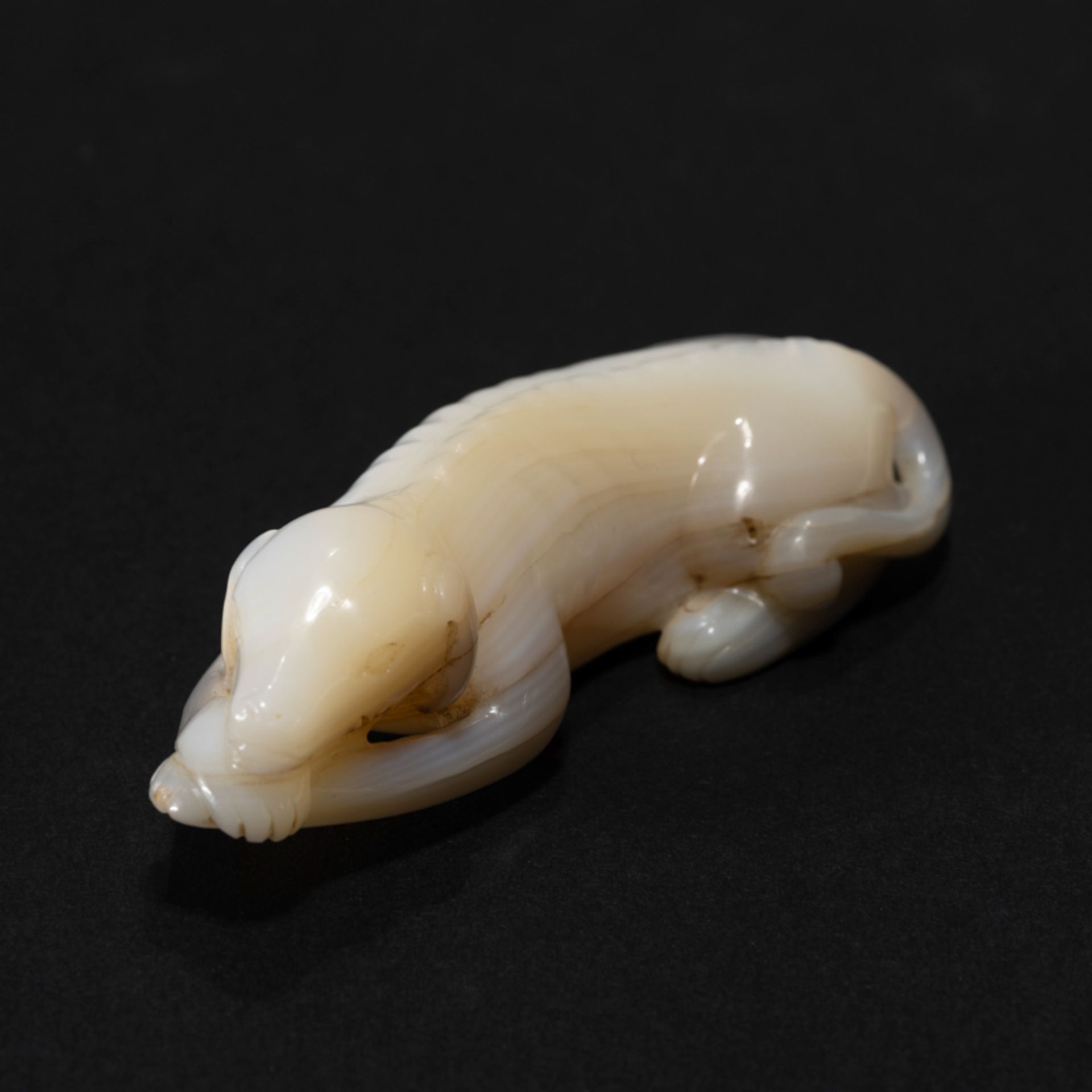 A CHINESE SEASHELL DOG-FORM ORNAMENT - Image 2 of 8