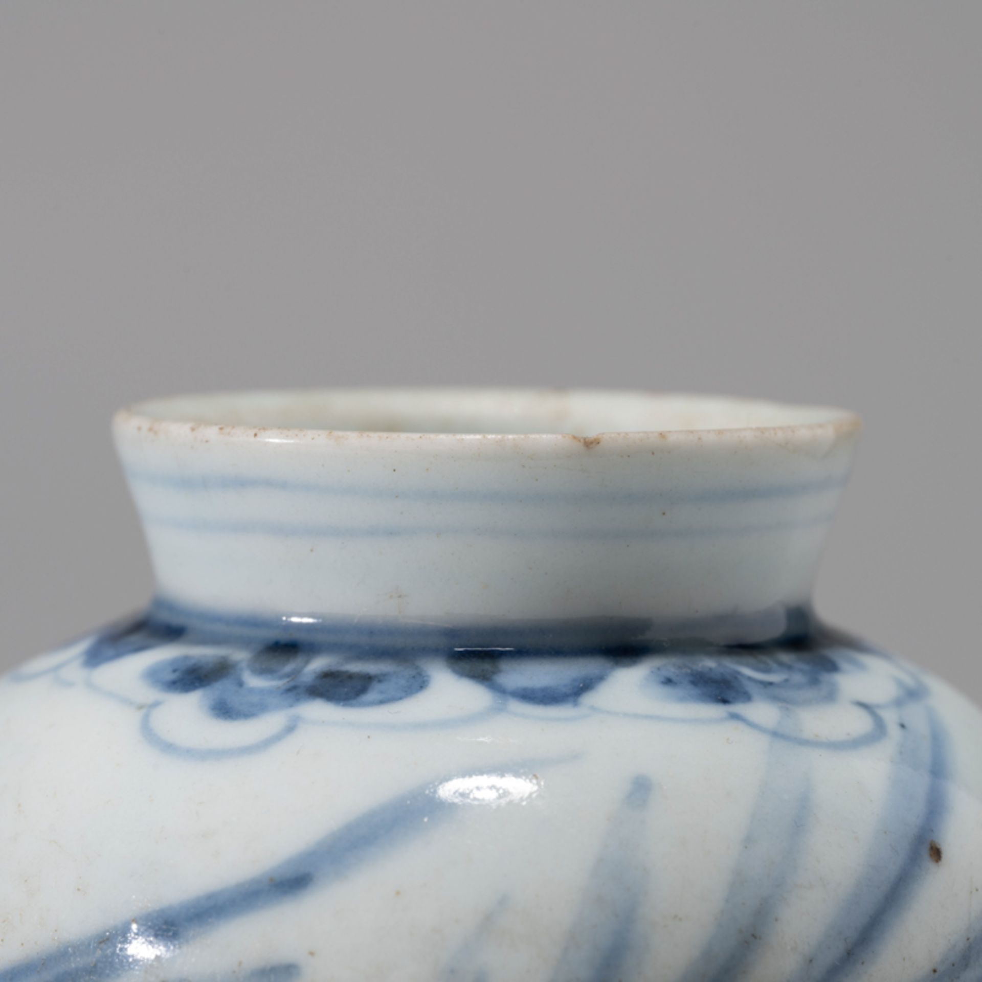 A SMALL KOREAN BLUE AND WHITE 'PHOENIX' JAR, JOSEON DYNASTY - Image 5 of 9