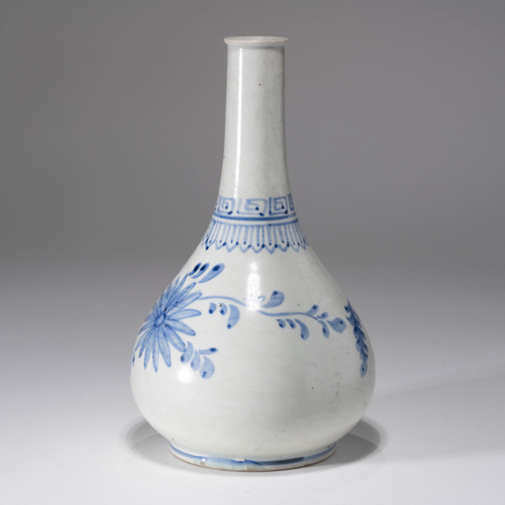A KOREAN BLUE AND WHITE 'CHRYSANTHEMUM' BOTTLE VASE, JOSEON DYNASTY - Image 2 of 8
