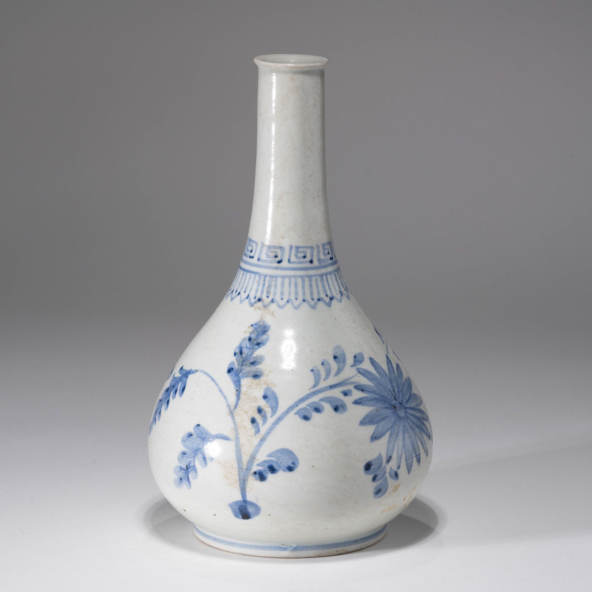 A KOREAN BLUE AND WHITE 'CHRYSANTHEMUM' BOTTLE VASE, JOSEON DYNASTY - Image 3 of 8