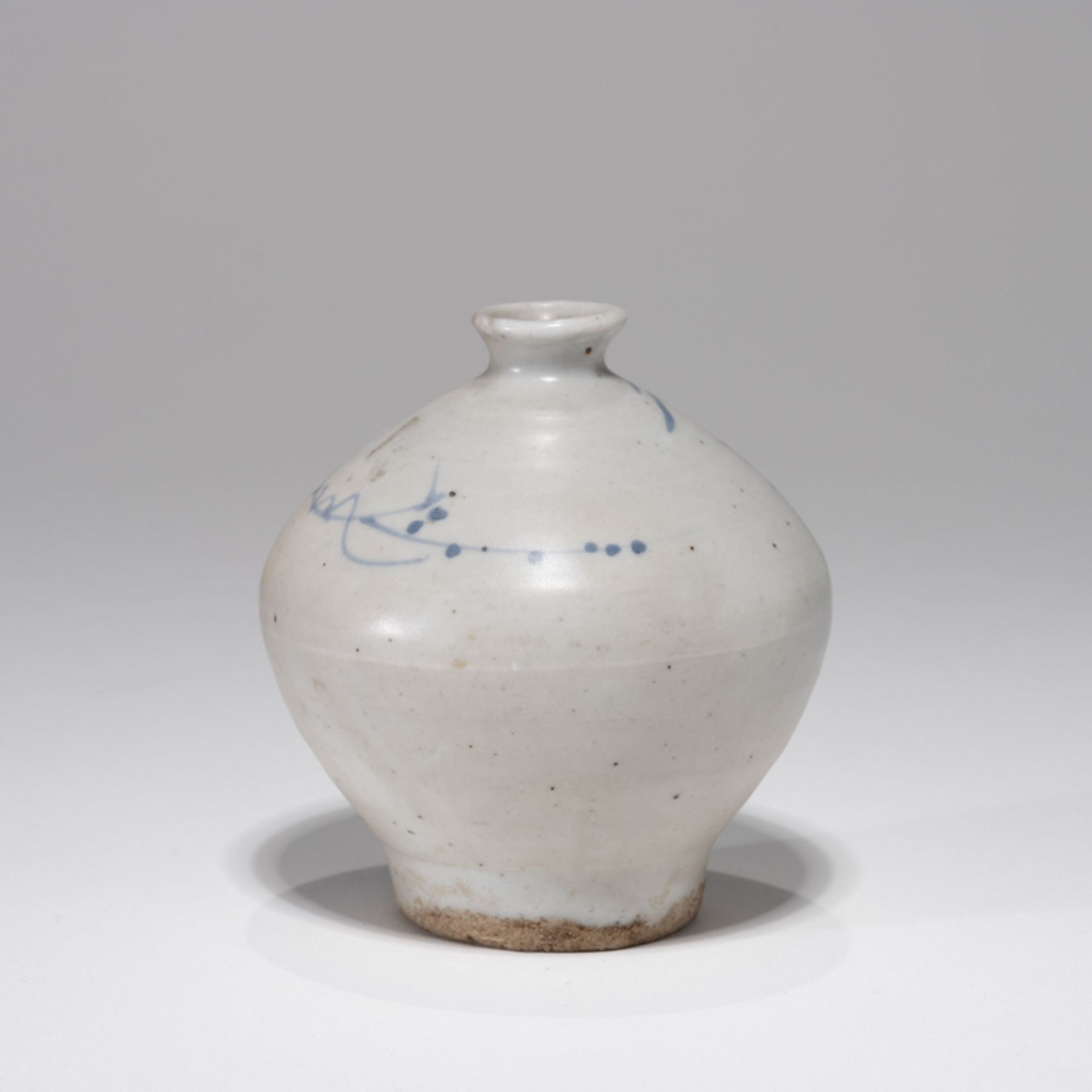 A SMALL KOREAN BLUE AND WHITE 'FLOWER' POT, JOSEON DYNASTY - Image 3 of 8
