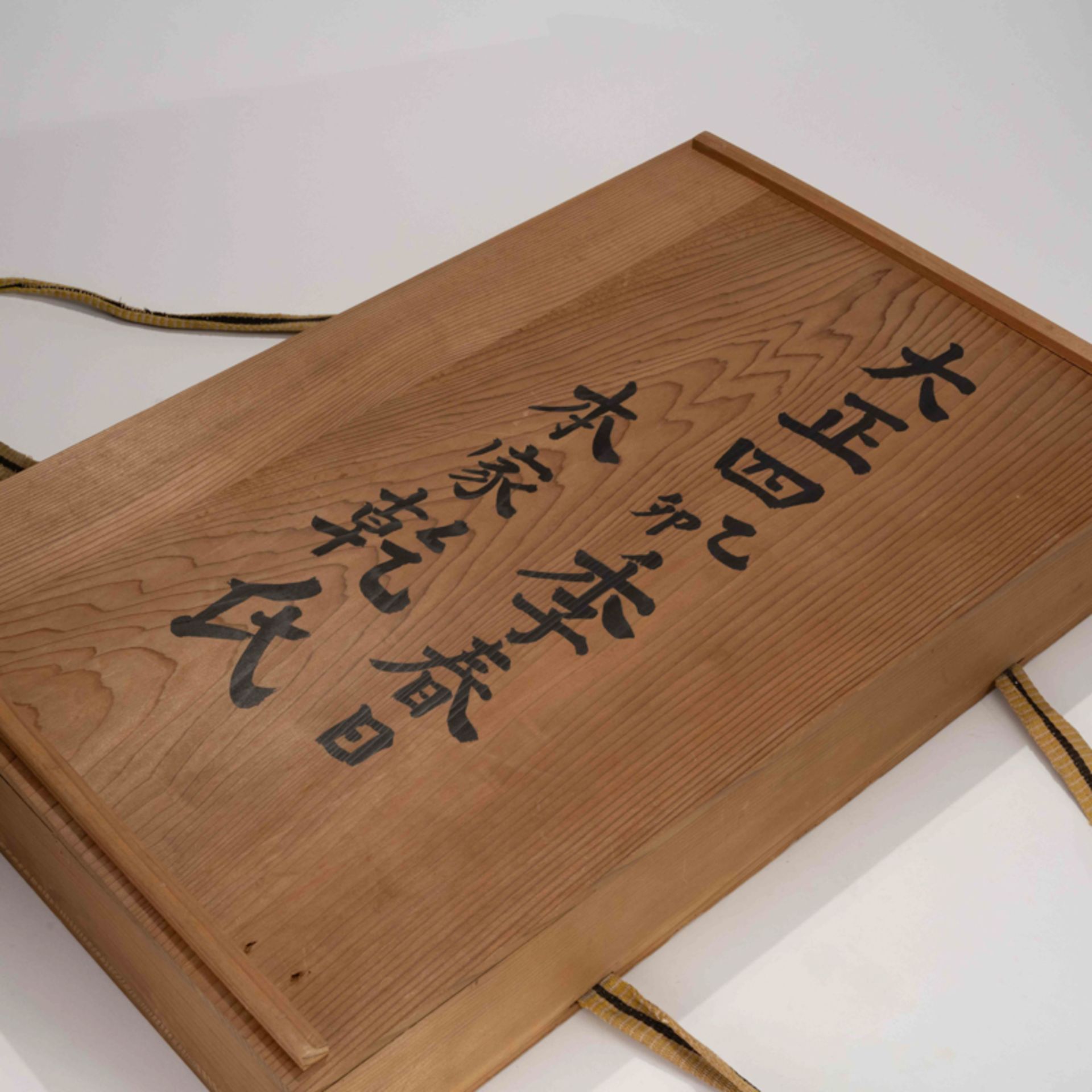 A JAPANESE WOOD 'ORCHID, BAMBOO, GANODERMA LUCIDUM' TRAY - Image 11 of 11
