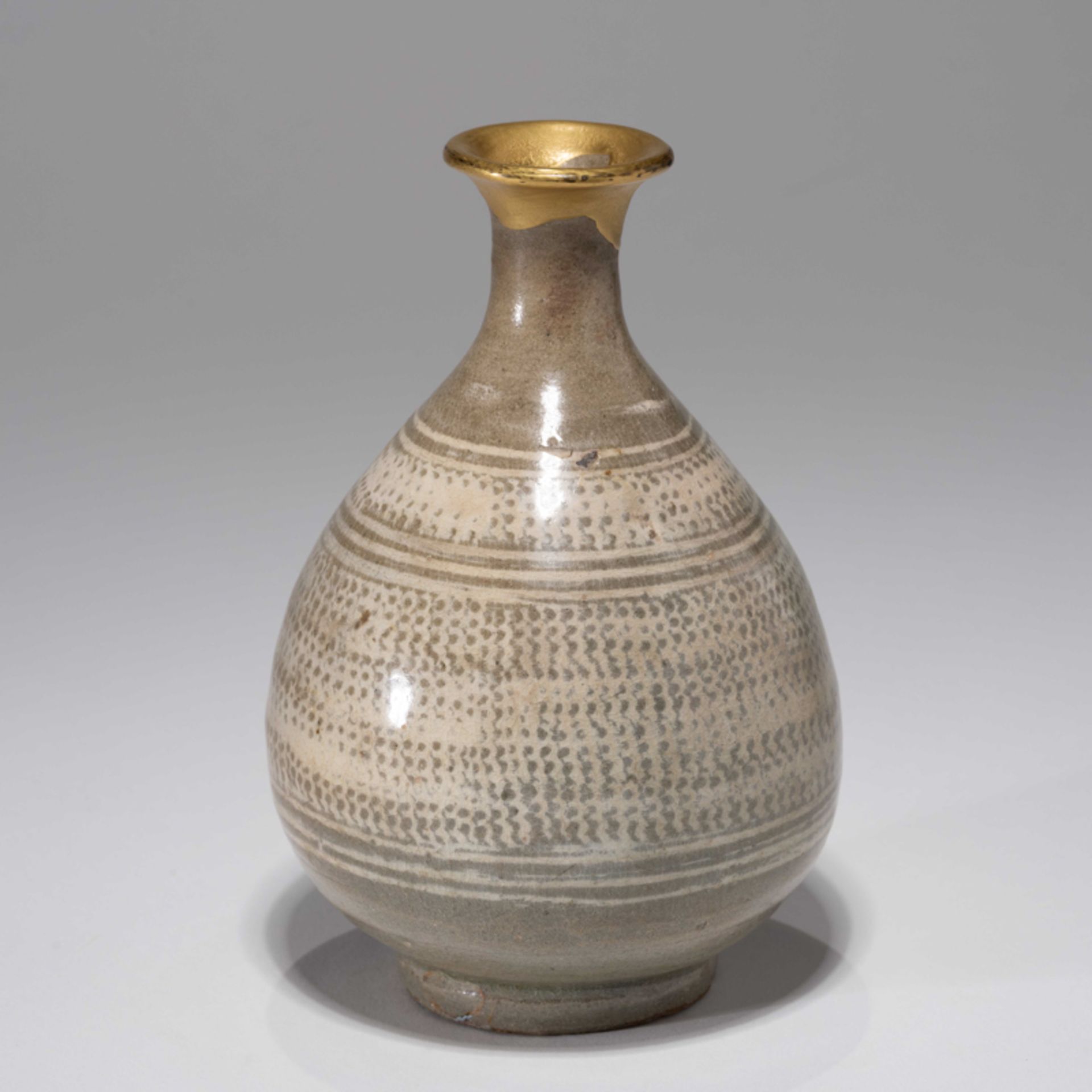 A KOREAN WHITE SLIP INLAID BUNCHEONG PEAR-SHAPED VASE, JOSEON DYNASTY - Image 2 of 8