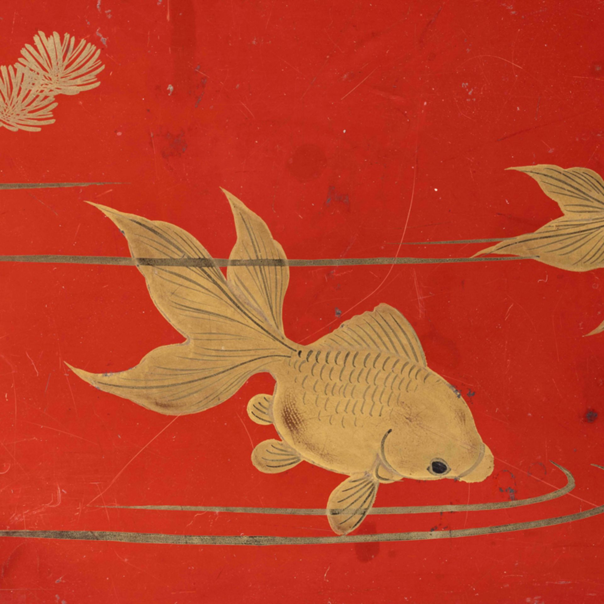 A LACQUER TABLE SCREEN WITH GOLD PAINTED GOLDFISH DESIGN  - Image 9 of 9