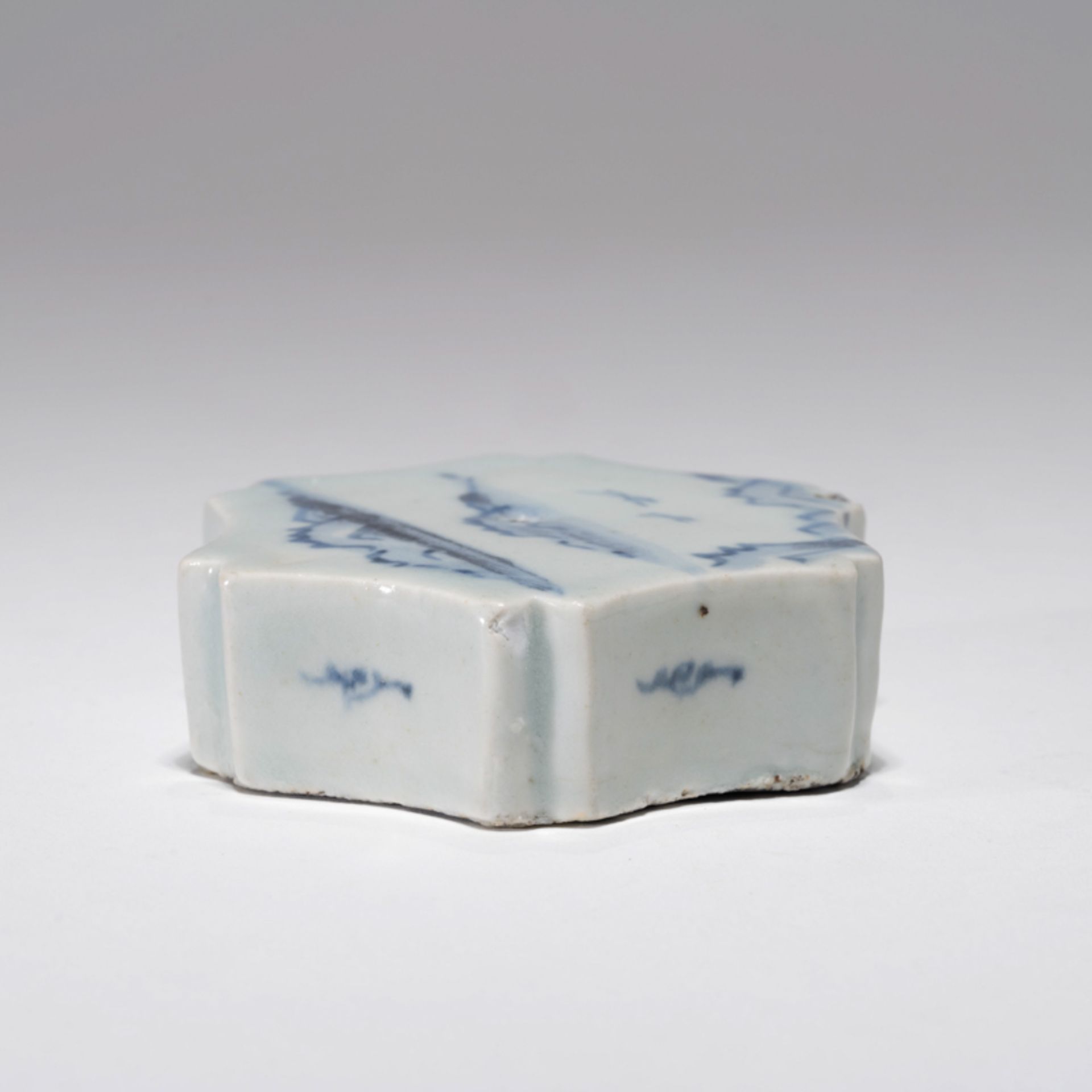 A KOREAN BLUE AND WHITE ‘LANDSCAPE' WATER DROPPER, JOSEON DYNASTY - Image 4 of 6