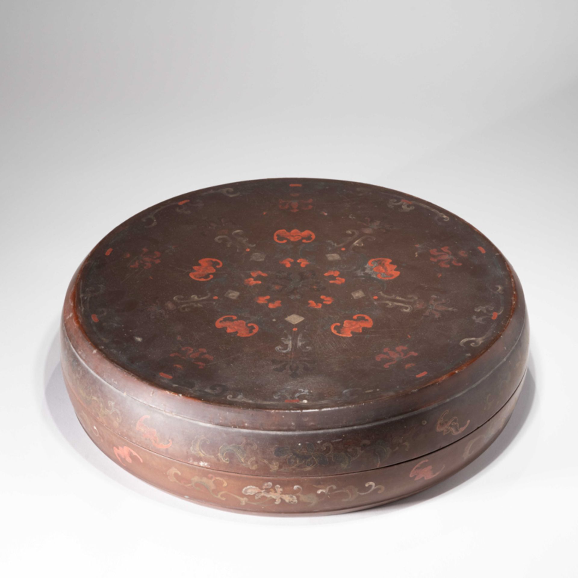 A LARGE CHINESE LACQUER BOX WITH PAINTED BAT DESIGN - Image 2 of 7