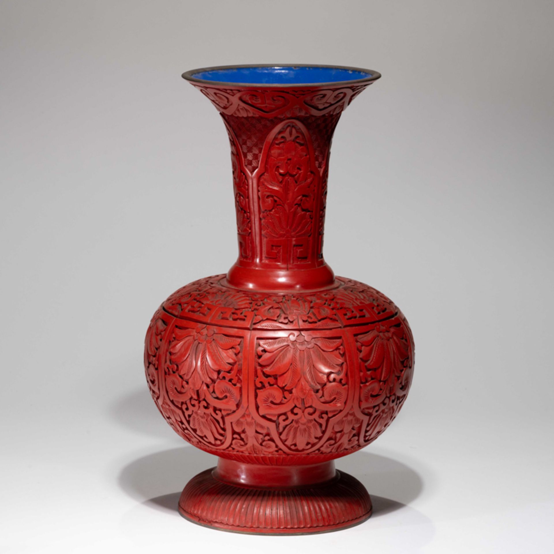 A LARGE CHINESE RED LACQUER VASE,1980S - Image 4 of 9