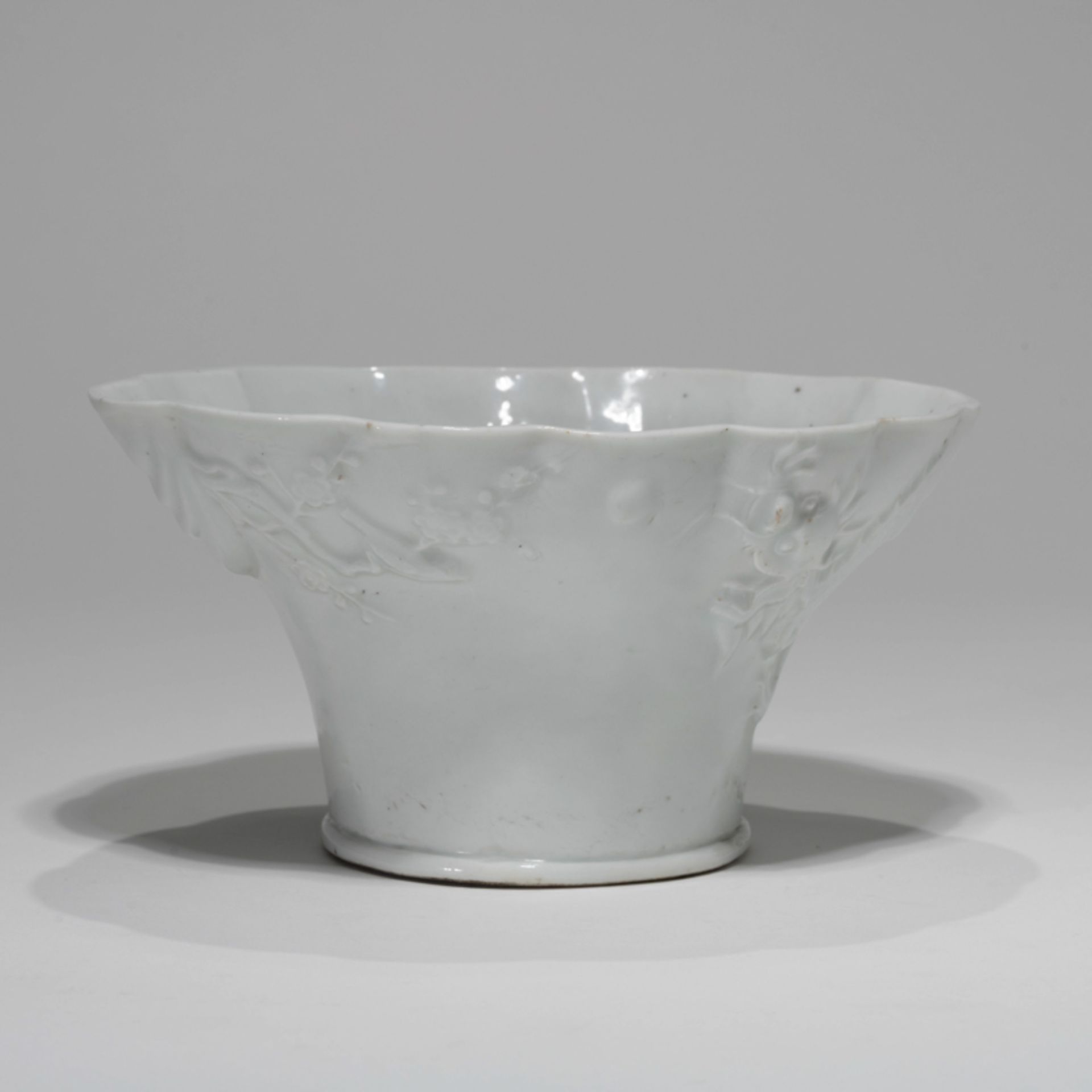 A LARGE KOERAN WHITE GLAZED 'DRAGON, CRANE' CUP, JOSEON DYNASTY - Bild 2 aus 8