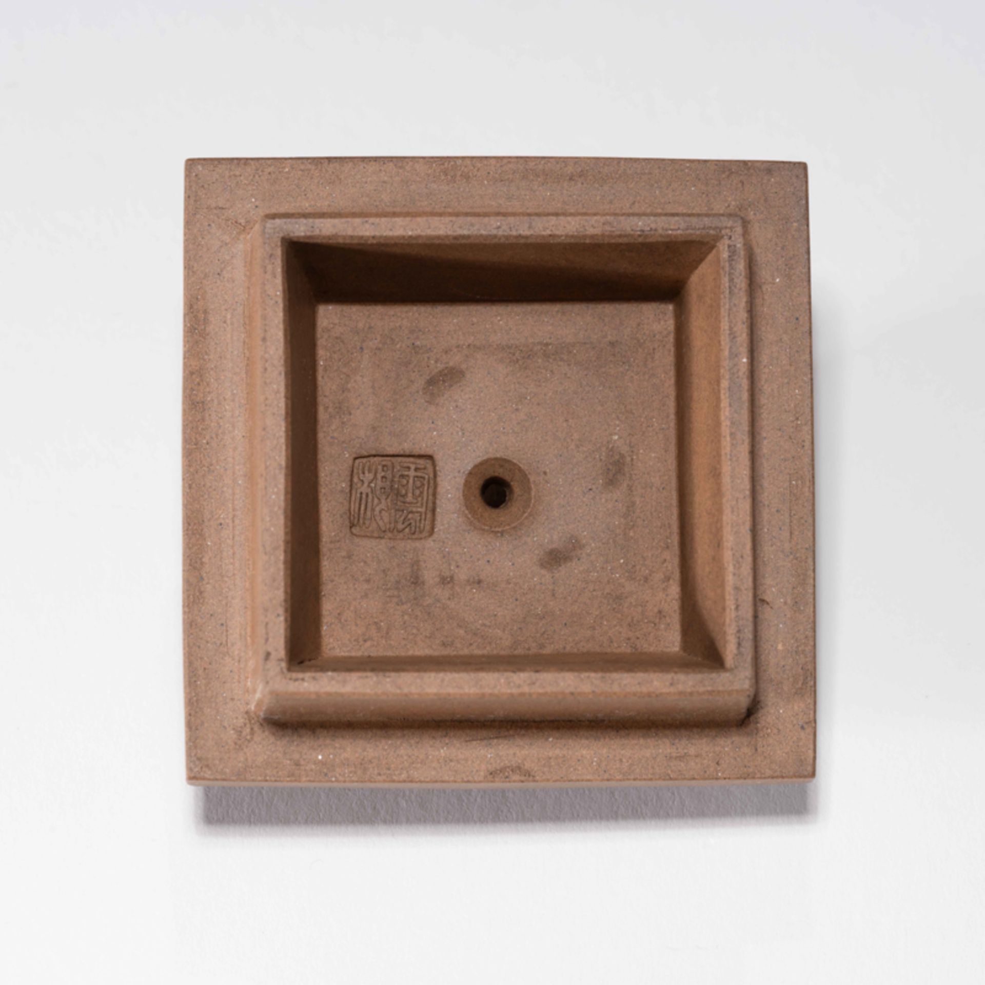 A CHINESE ZISHA 'LANDSCAPE' SQUARE POT, WITH '雲根 (YUN GEN), 鐵畫軒 (TIE HUA XUAN)' MARKS - Image 10 of 12