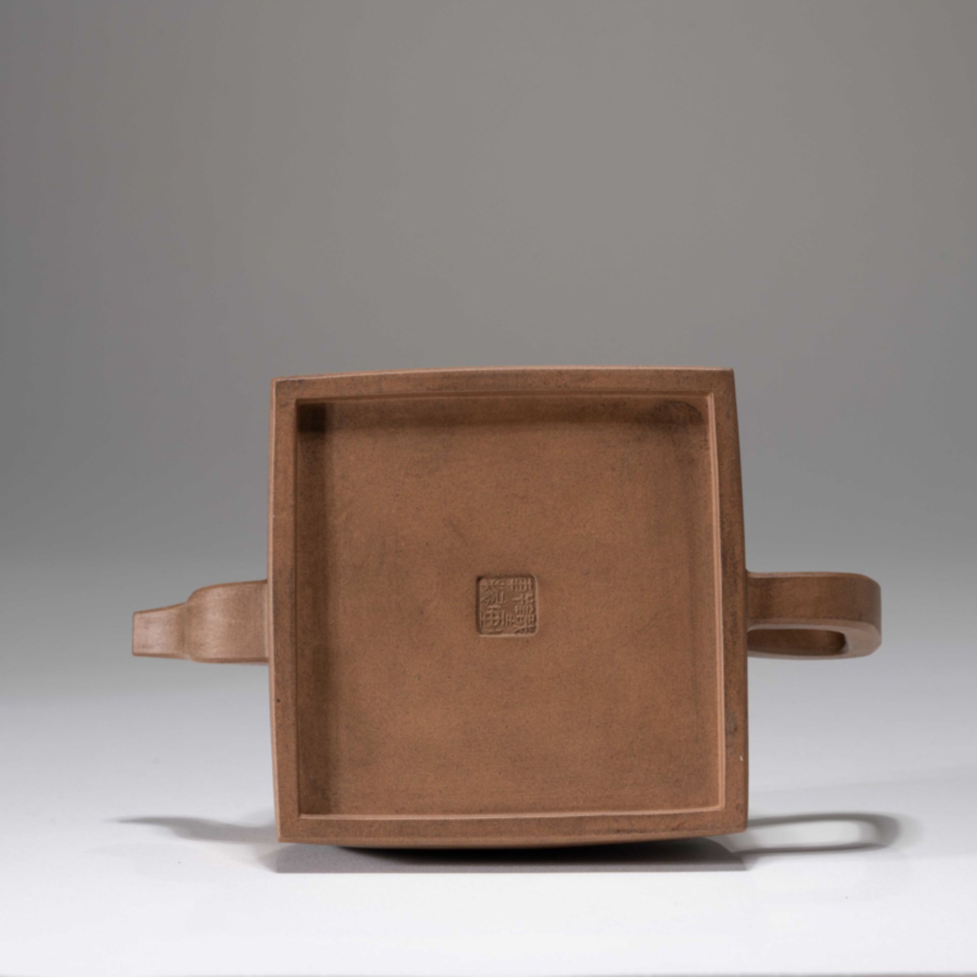 A CHINESE ZISHA 'LANDSCAPE' SQUARE POT, WITH '雲根 (YUN GEN), 鐵畫軒 (TIE HUA XUAN)' MARKS - Image 7 of 12