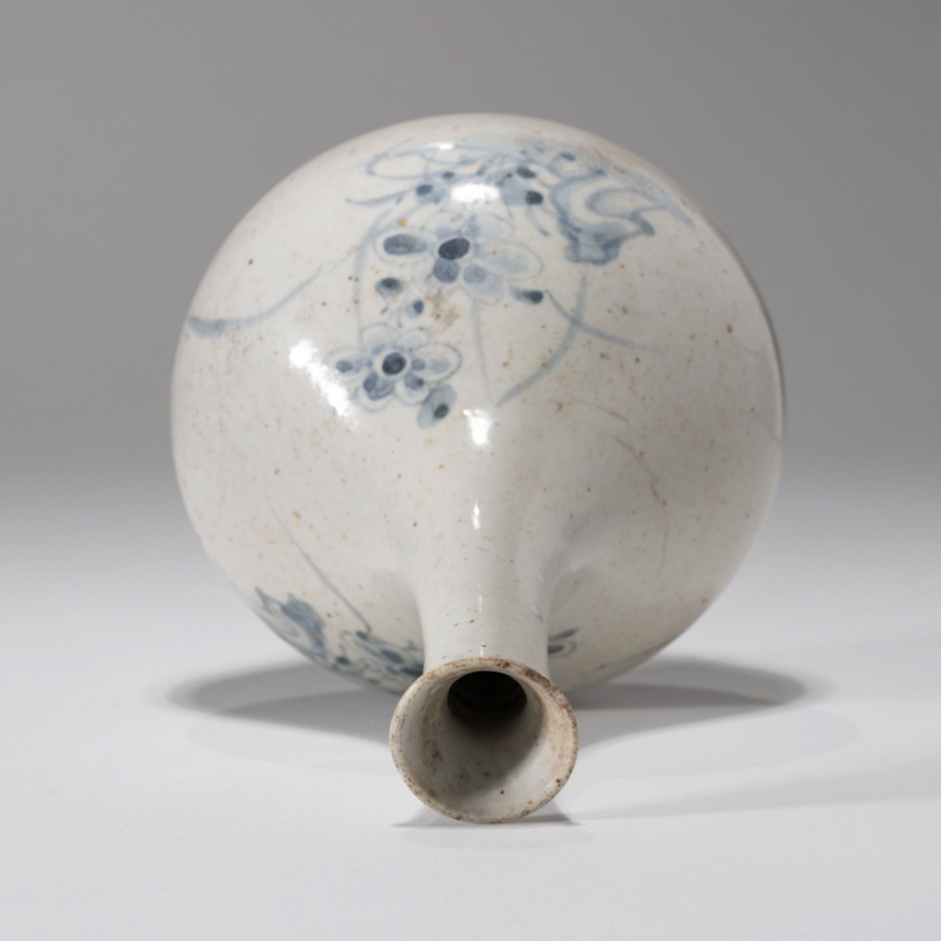 A KOREAN BLUE AND WHITE 'FLOWER' BOTTLE VASE, JOSEON DYNASTY - Image 6 of 8