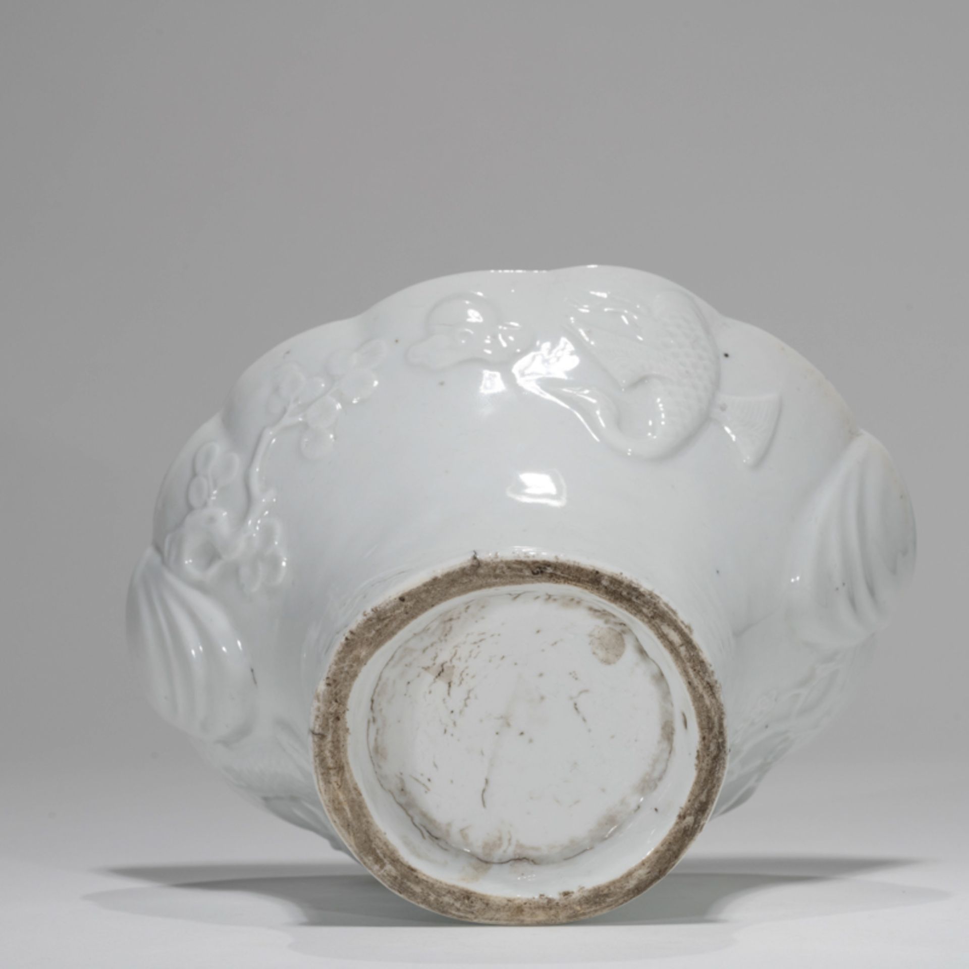 A LARGE KOERAN WHITE GLAZED 'DRAGON, CRANE' CUP, JOSEON DYNASTY - Bild 7 aus 8