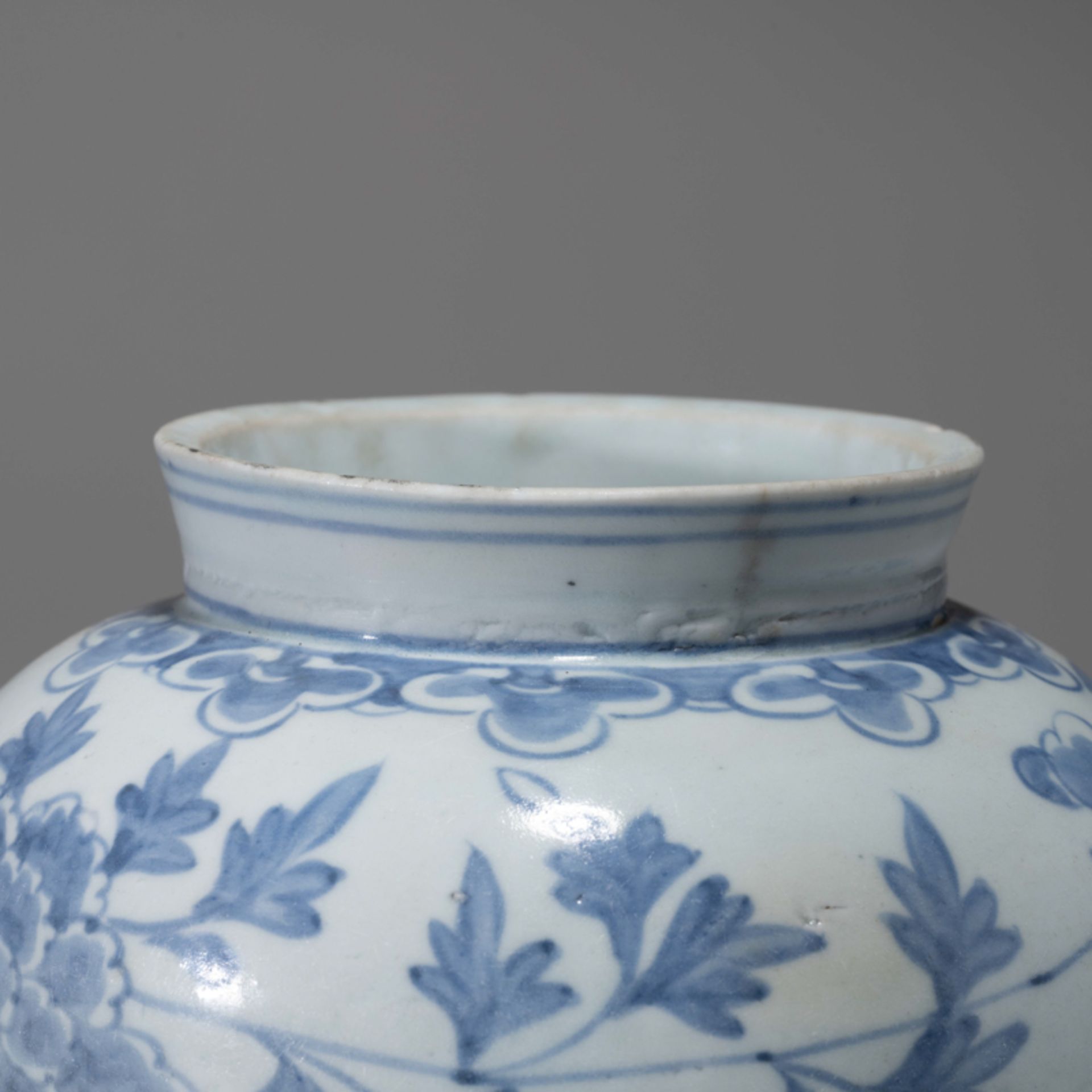 A KOREAN BLUE AND WHITE 'PEONY' ROUND POT, JOSEON DYNASTY - Image 4 of 9