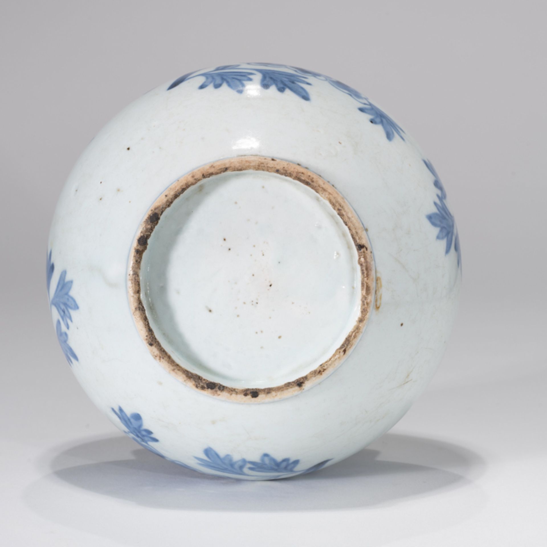 A KOREAN BLUE AND WHITE ‘PEONY' ROUND POT, JOSEON DYNASTY - Image 7 of 8