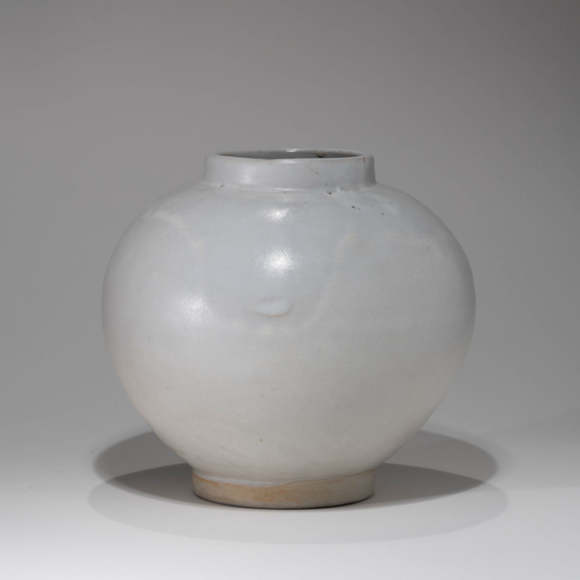 A KOREAN WHITE GLAZED ROUND POT, JOSEON DYNASTY - Image 3 of 8