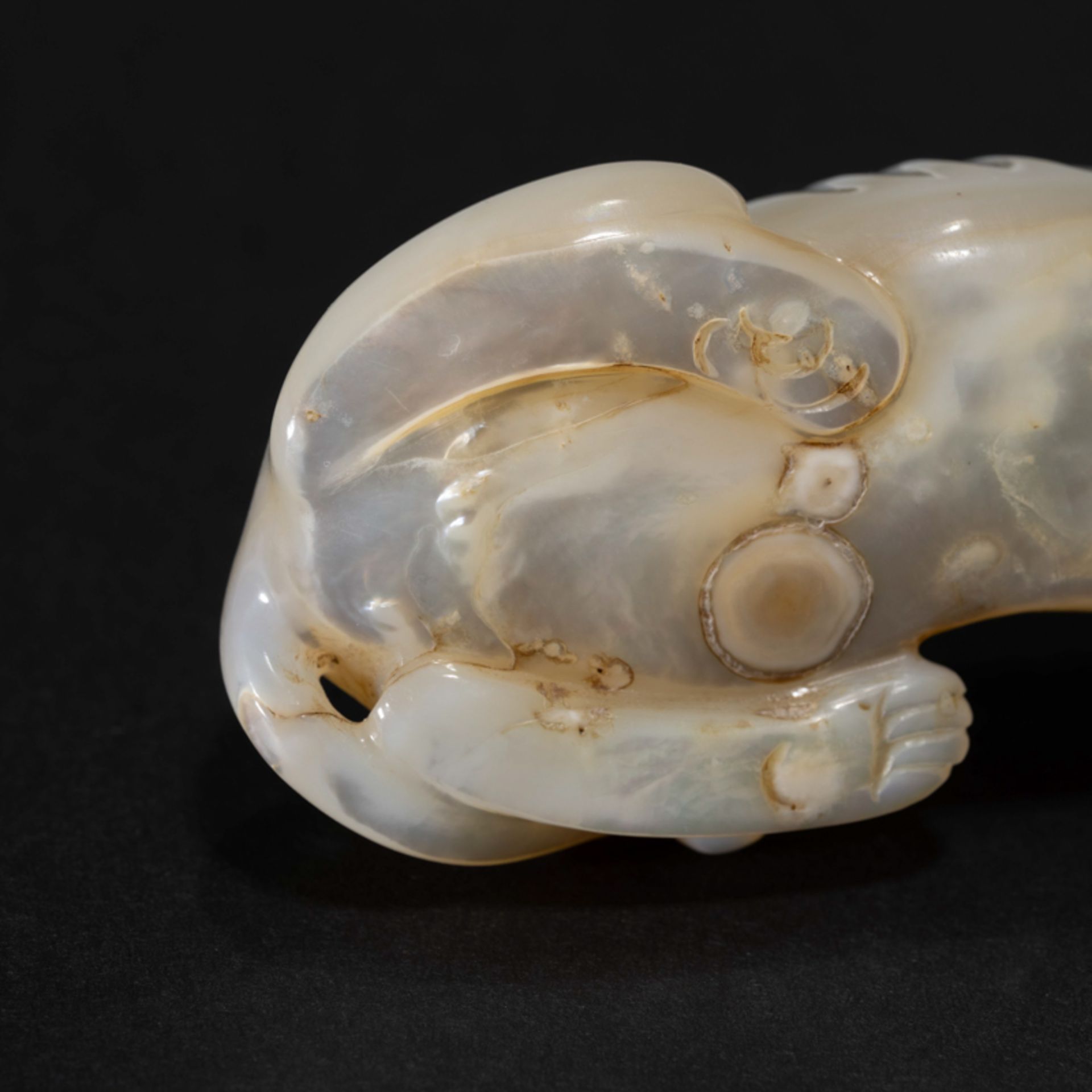 A CHINESE SEASHELL DOG-FORM ORNAMENT - Image 5 of 8