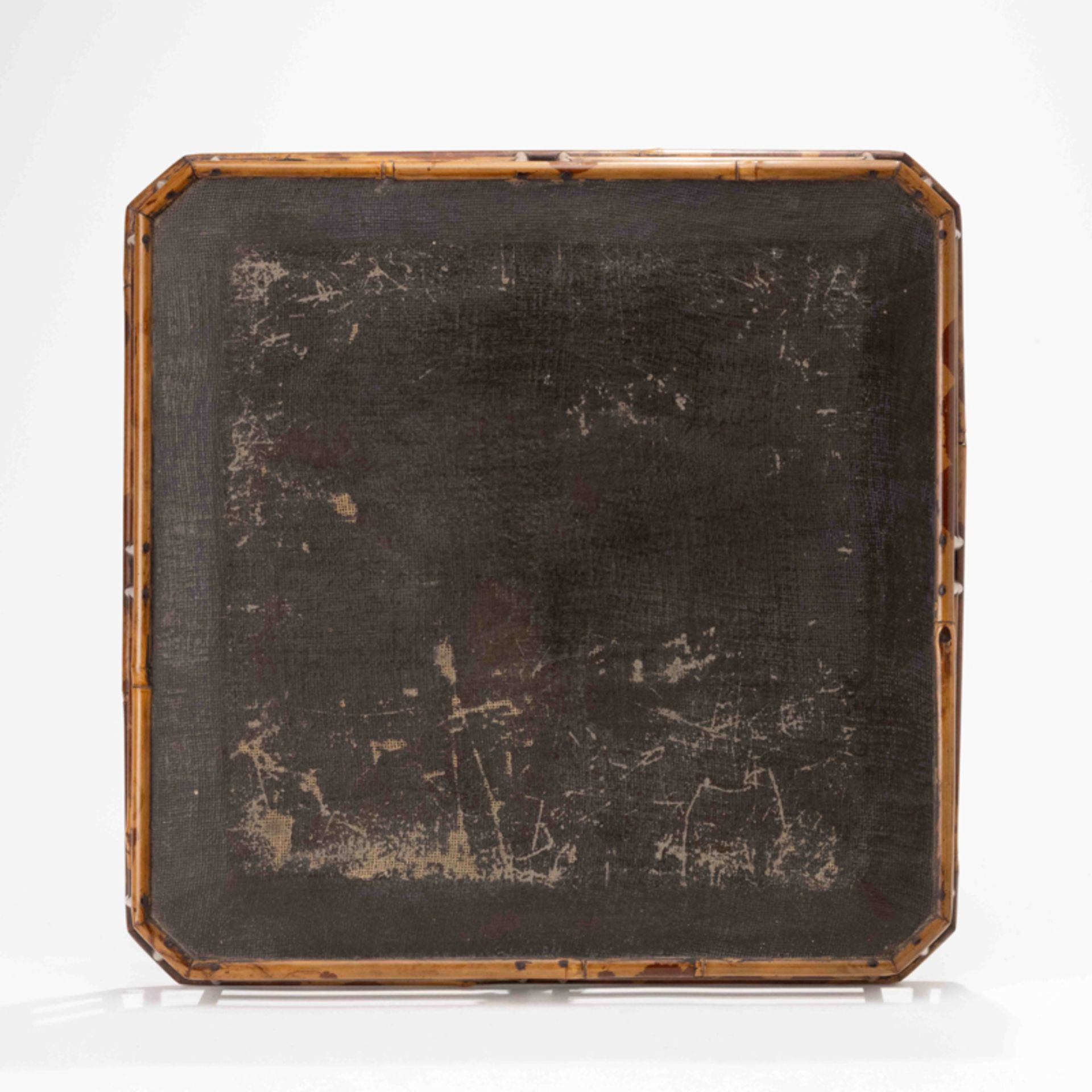 A CHINESE LACQUERED WOOD INLAID BAMBOO SQUARE TRAY - Image 8 of 11