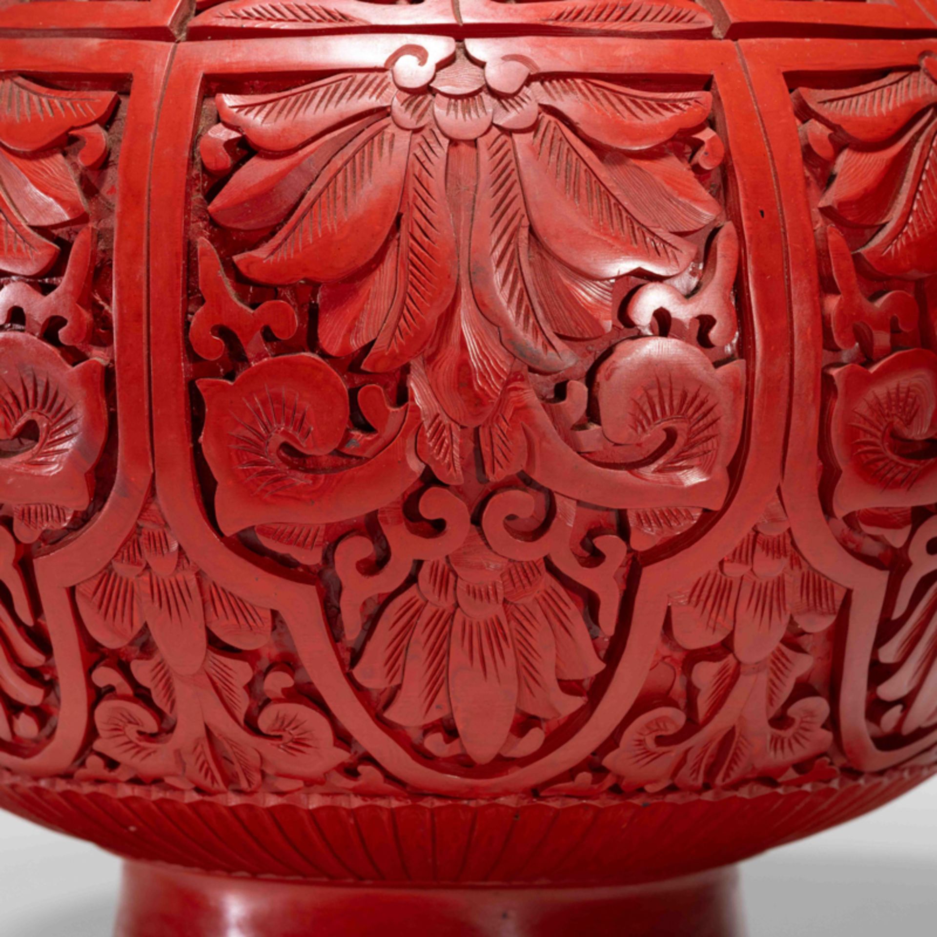 A LARGE CHINESE RED LACQUER VASE,1980S - Image 6 of 9