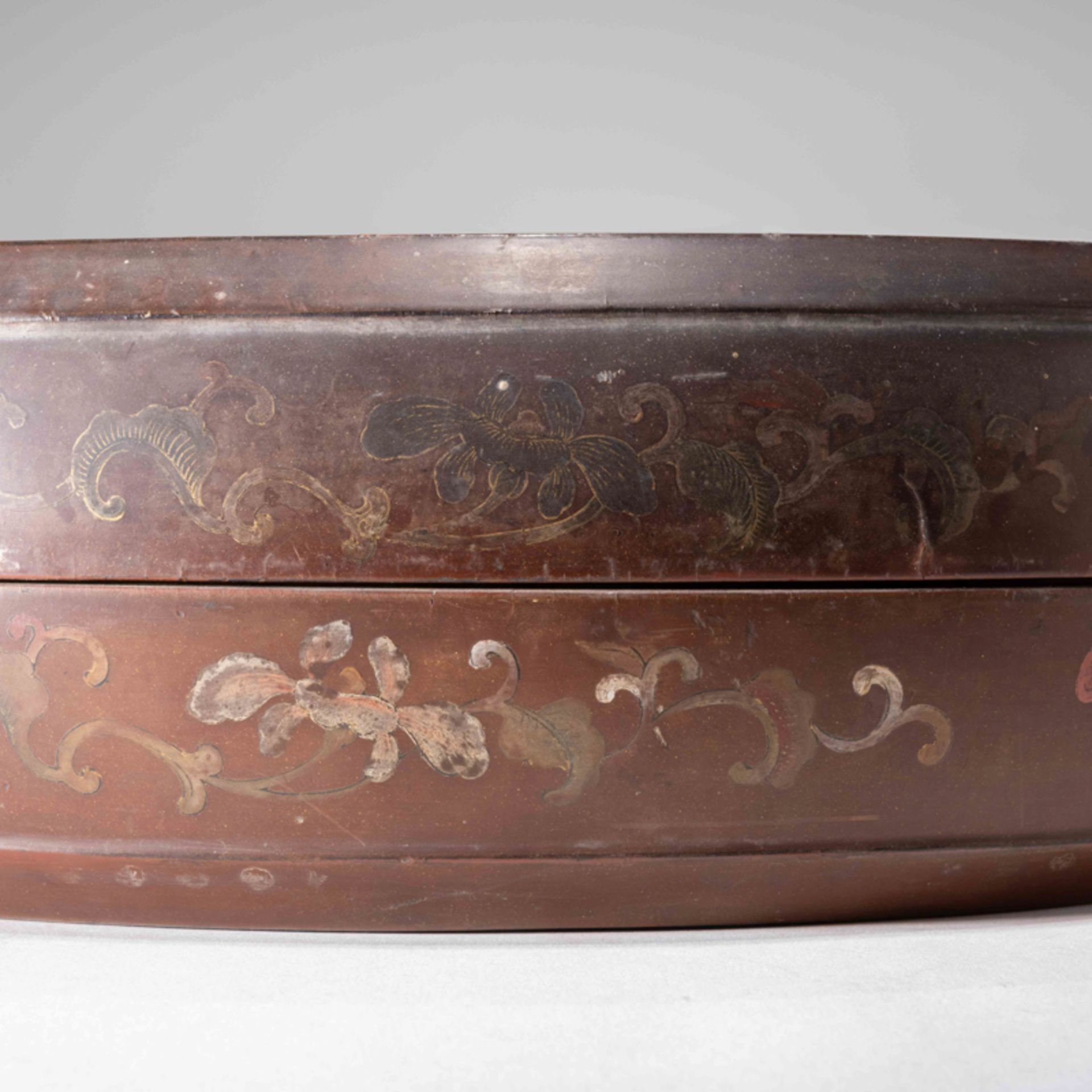 A LARGE CHINESE LACQUER BOX WITH PAINTED BAT DESIGN - Image 4 of 7