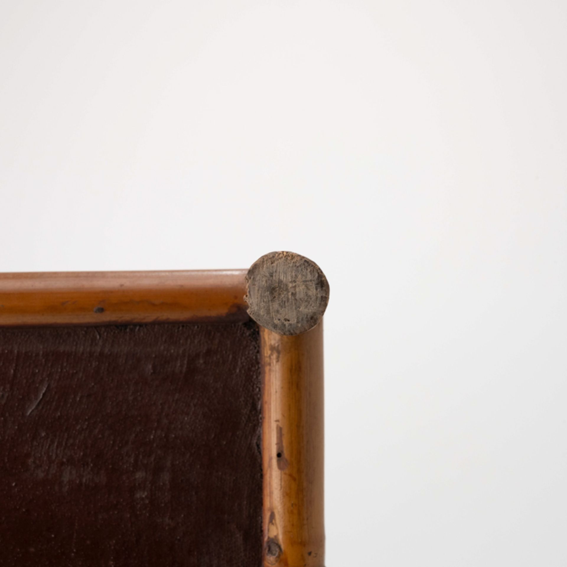 A CHINESE LACQUERED WOOD INLAID BAMBOO SHELF - Image 8 of 10