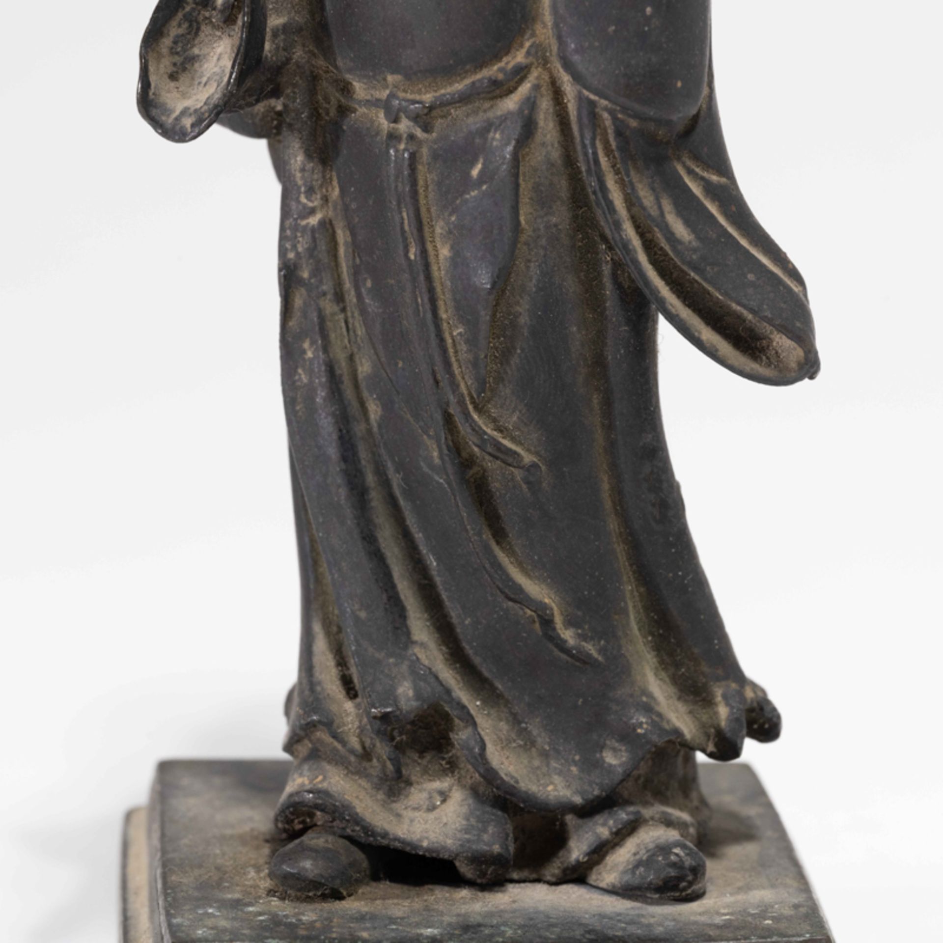 A CHINESE BRONZE FIGURE, QING DYNASTY - Image 5 of 8