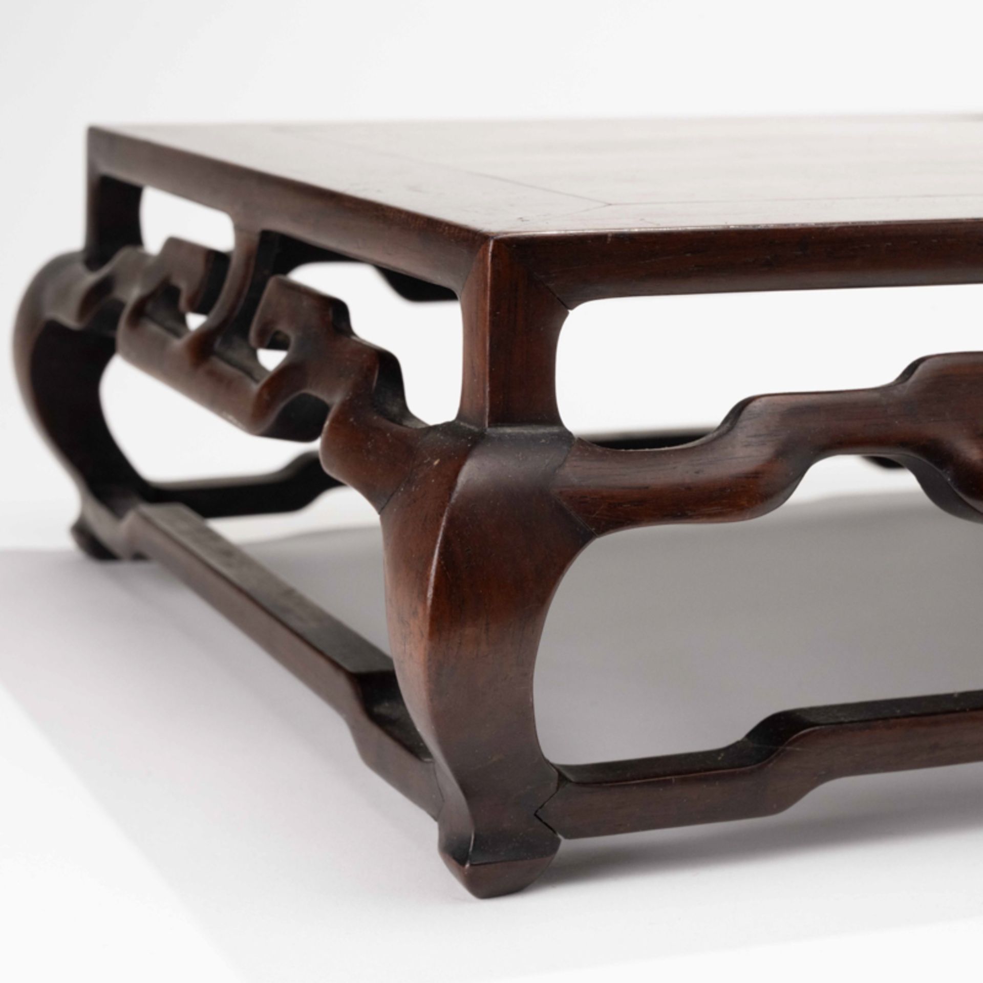 A CHINESE WOOD TABLE - Image 5 of 6
