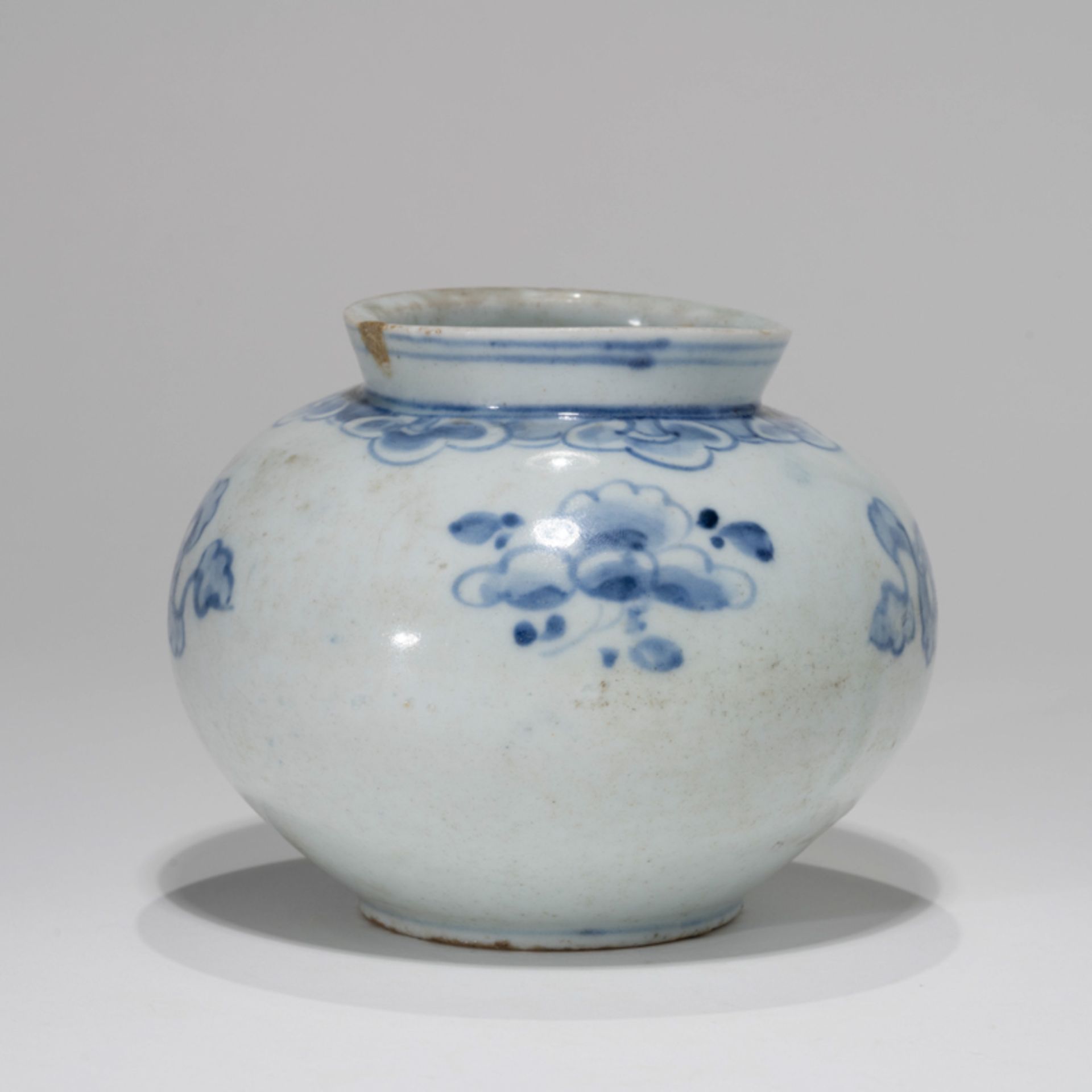 A KOREAN BLUE AND WHITE ‘AUSPICIOUS SYMBOLS AND FLOWERS’ ROUND POT, JOSEON DYNASTY - Image 3 of 8