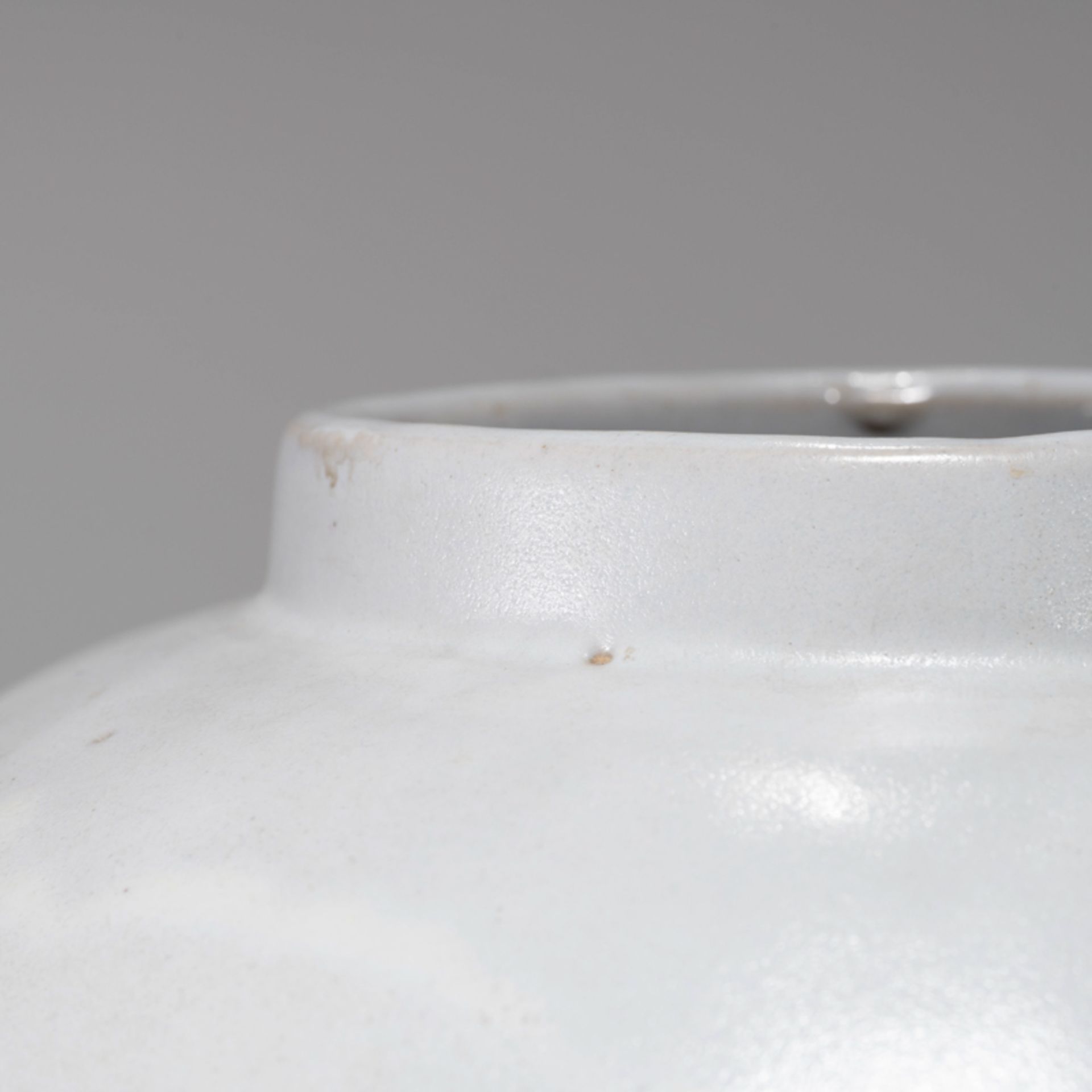 A KOREAN WHITE GLAZED ROUND POT, JOSEON DYNASTY - Image 4 of 8