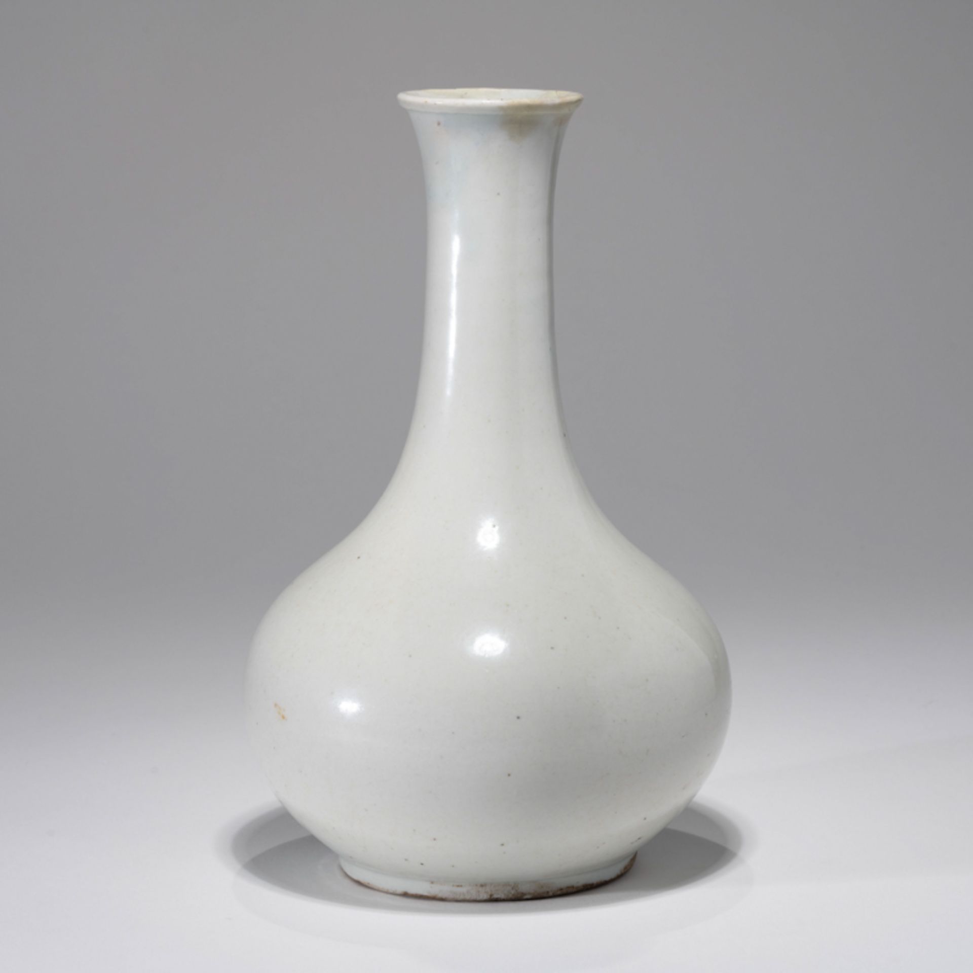 A KOREAN WHITE GLAZED BOTTLE VASE, JOSEON DYNASTY