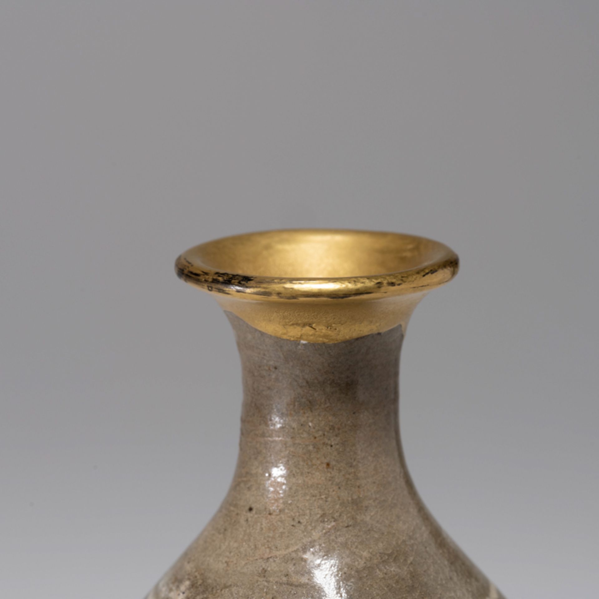 A KOREAN WHITE SLIP INLAID BUNCHEONG PEAR-SHAPED VASE, JOSEON DYNASTY - Image 4 of 8