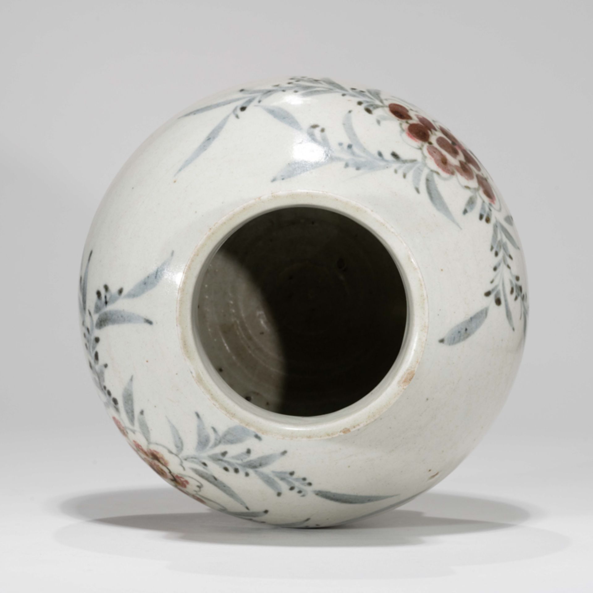 A KOREAN BLUE AND WHITE POT WITH UNDERGLAZE-RED PAINTED PEONY DESIGN - Image 6 of 11