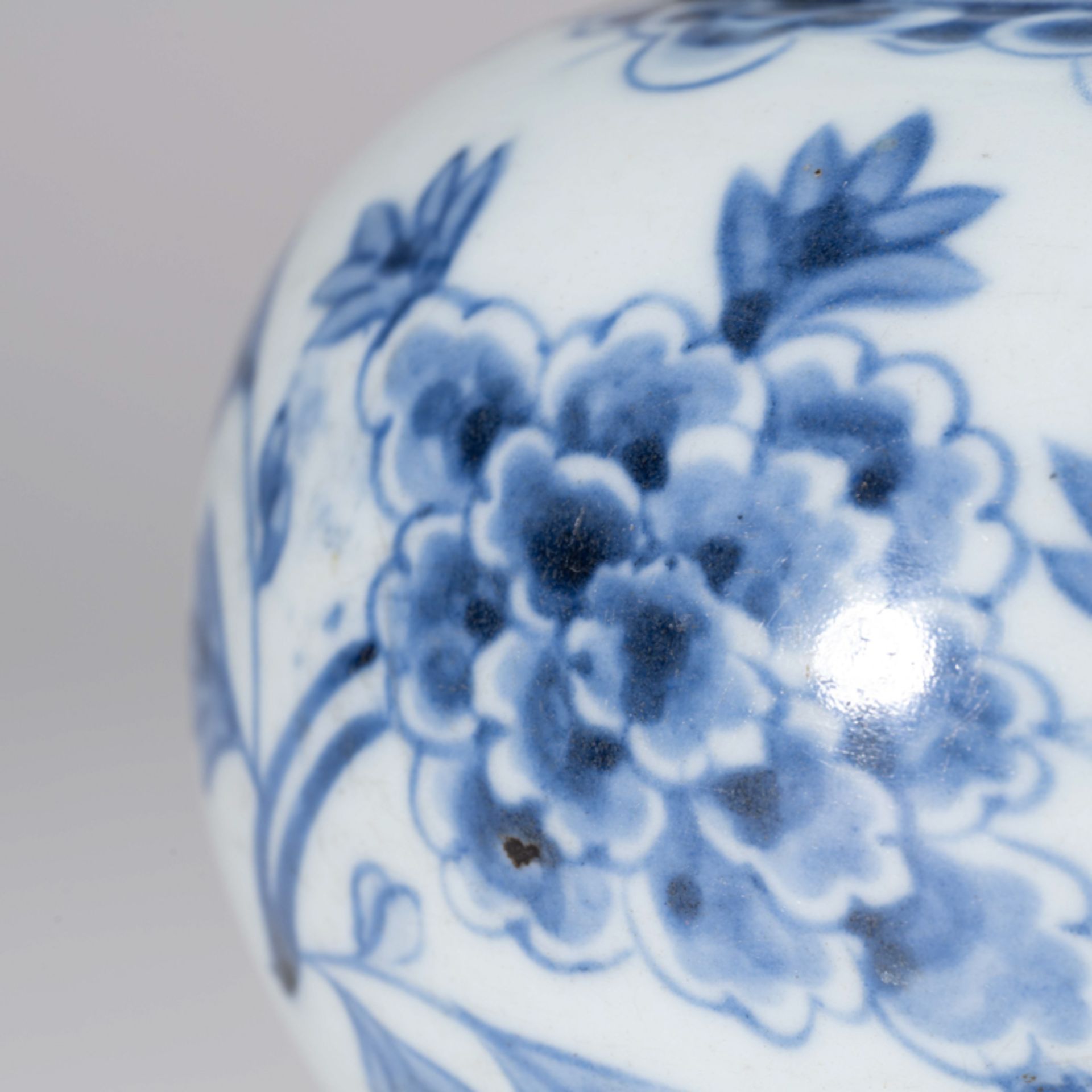 A KOREAN BLUE AND WHITE ‘PEONY' ROUND POT, JOSEON DYNASTY - Image 5 of 8