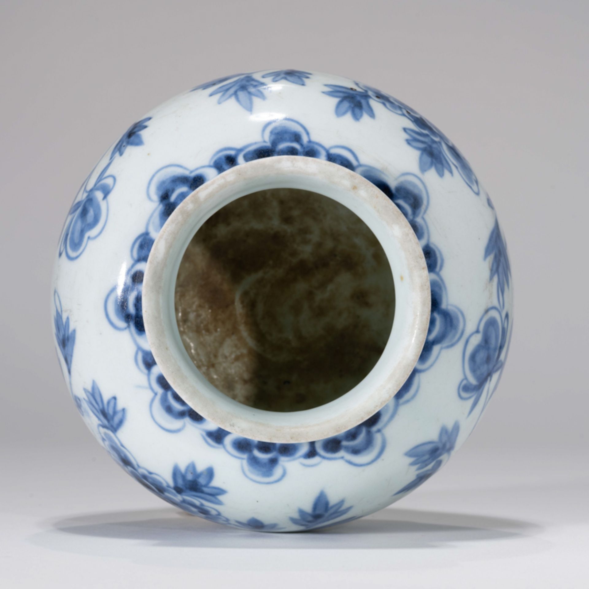 A KOREAN BLUE AND WHITE ‘PEONY' ROUND POT, JOSEON DYNASTY - Image 6 of 8