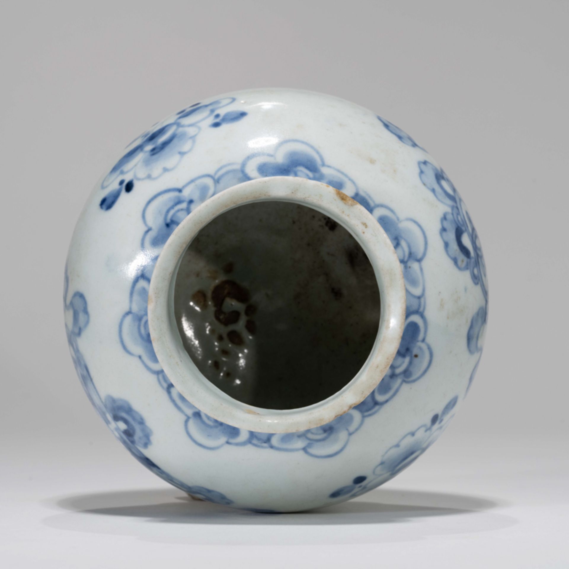 A KOREAN BLUE AND WHITE ‘AUSPICIOUS SYMBOLS AND FLOWERS’ ROUND POT, JOSEON DYNASTY - Image 6 of 8