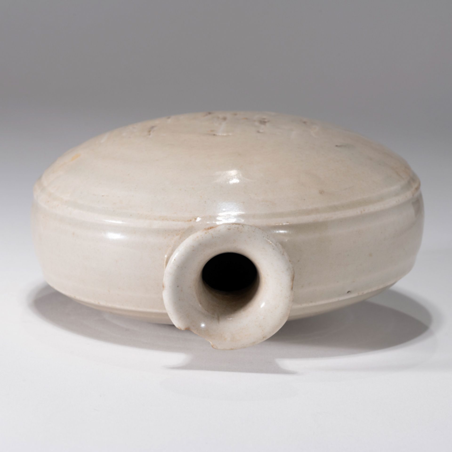 A KOREAN WHITE GLAZED FLAT BOTTLE, JOSEON DYNASTY - Image 7 of 9