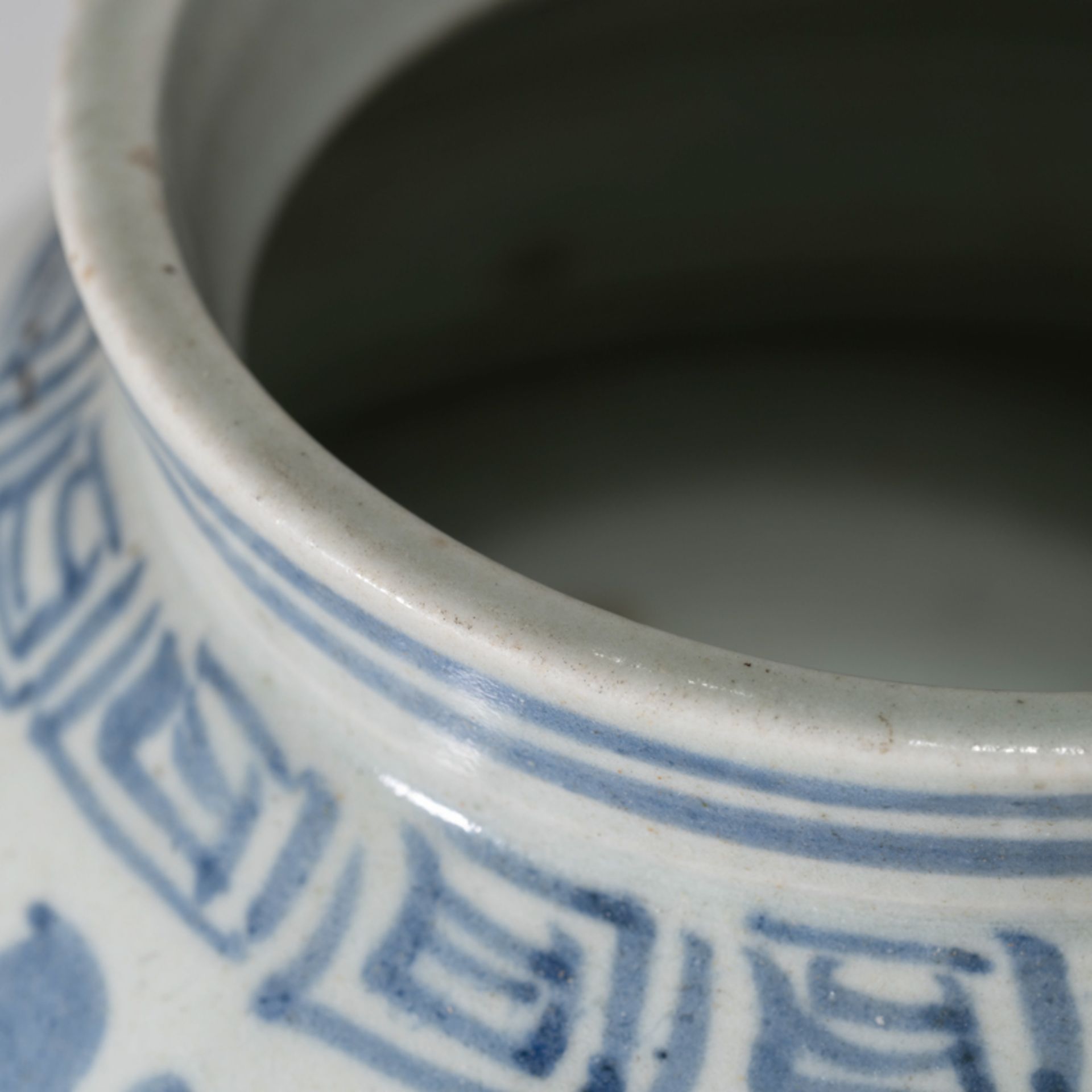 A KOREAN BLUE AND WHITE ‘PEONY’ ROUND POT, JOSEON DYNASTY - Bild 4 aus 8