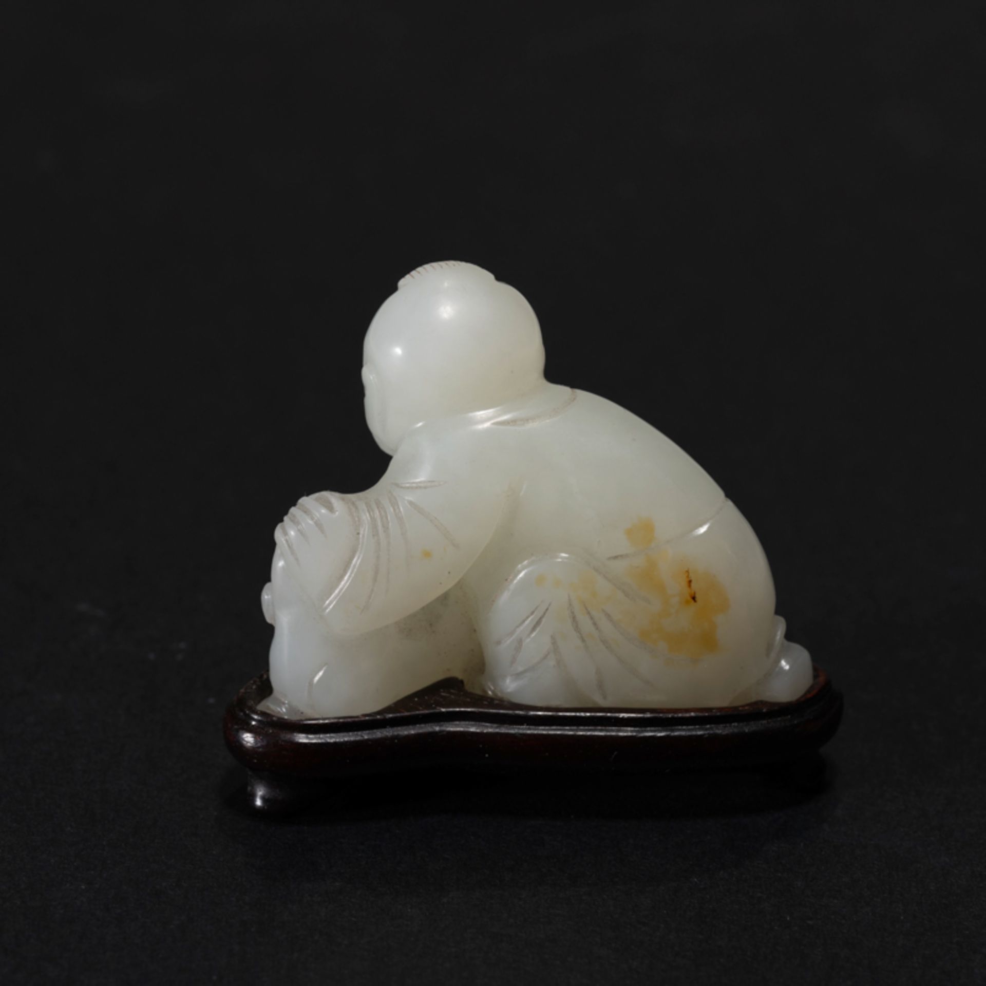 A CHINESE WHITE JADE 'BOY AND TIGER' ORNAMENT - Image 4 of 10