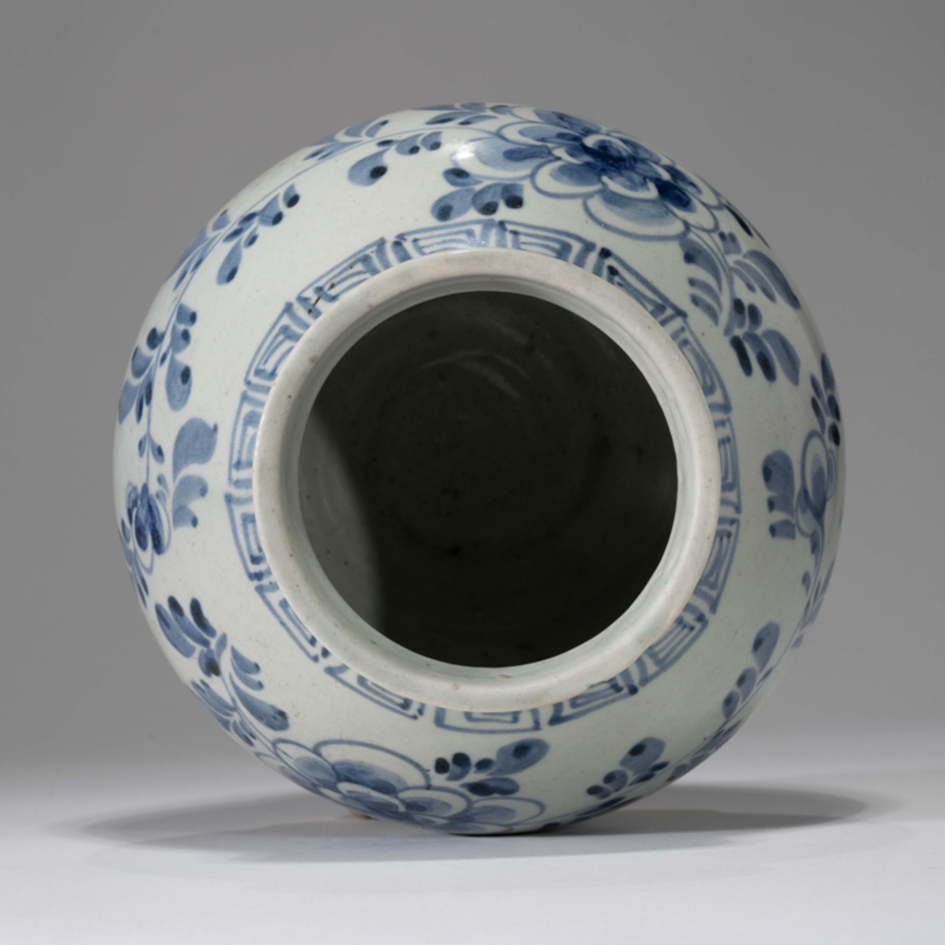 A KOREAN BLUE AND WHITE ‘PEONY’ ROUND POT, JOSEON DYNASTY - Bild 6 aus 8