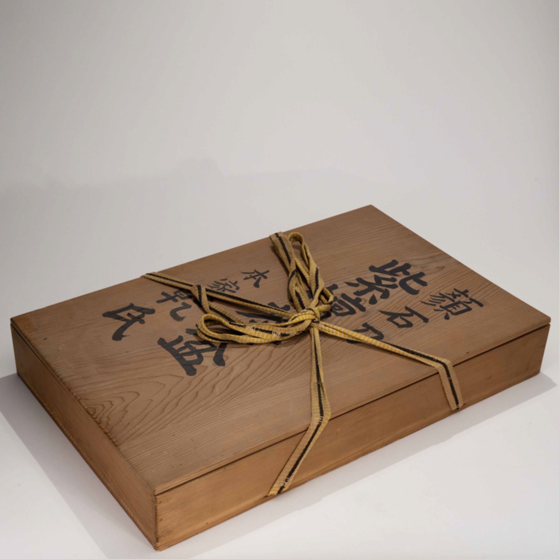 A JAPANESE WOOD 'ORCHID, BAMBOO, GANODERMA LUCIDUM' TRAY - Image 10 of 11