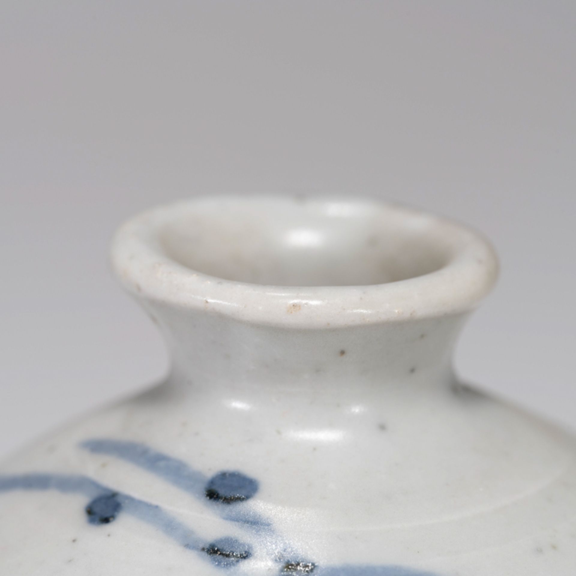 A SMALL KOREAN BLUE AND WHITE 'FLOWER' POT, JOSEON DYNASTY - Image 5 of 8