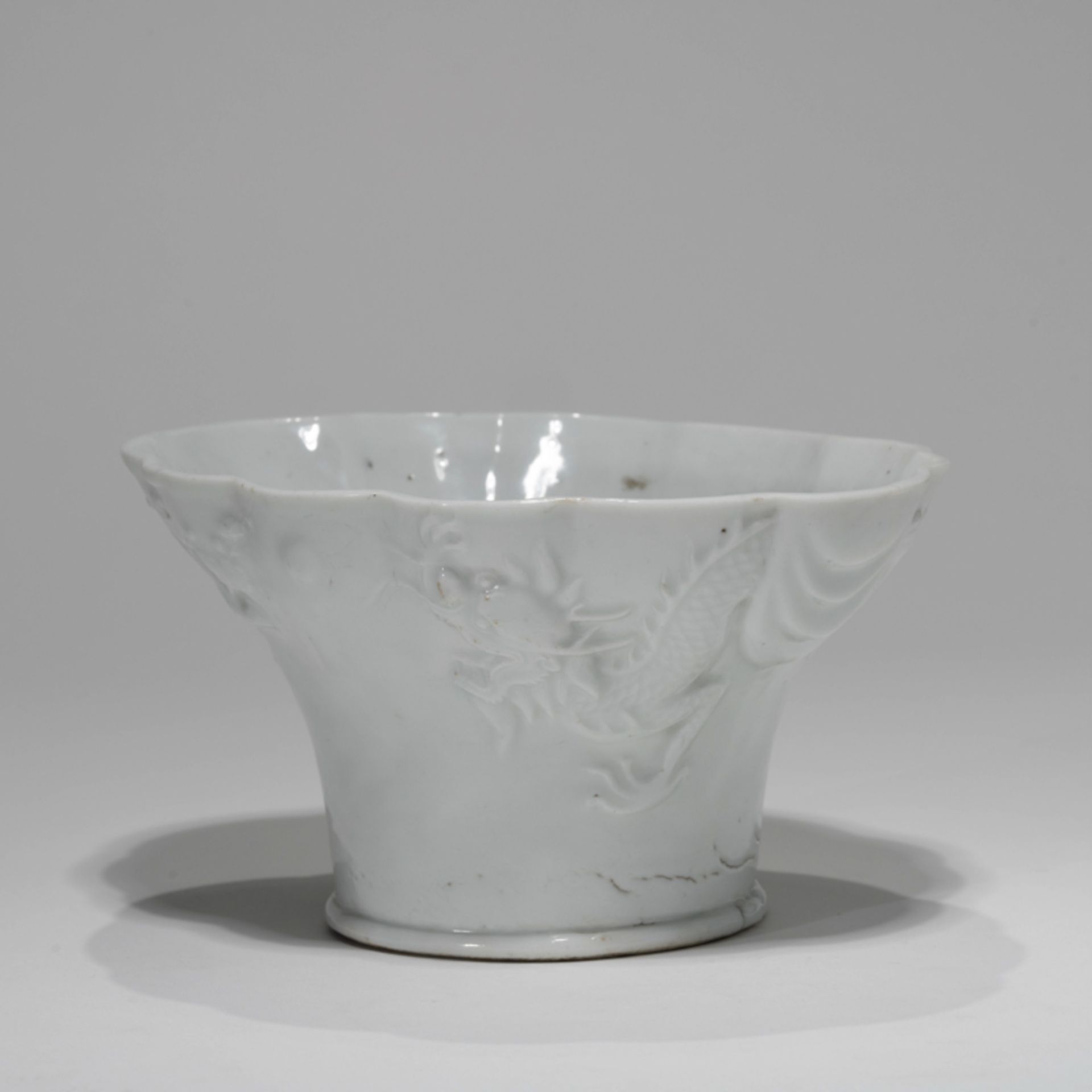 A LARGE KOERAN WHITE GLAZED 'DRAGON, CRANE' CUP, JOSEON DYNASTY