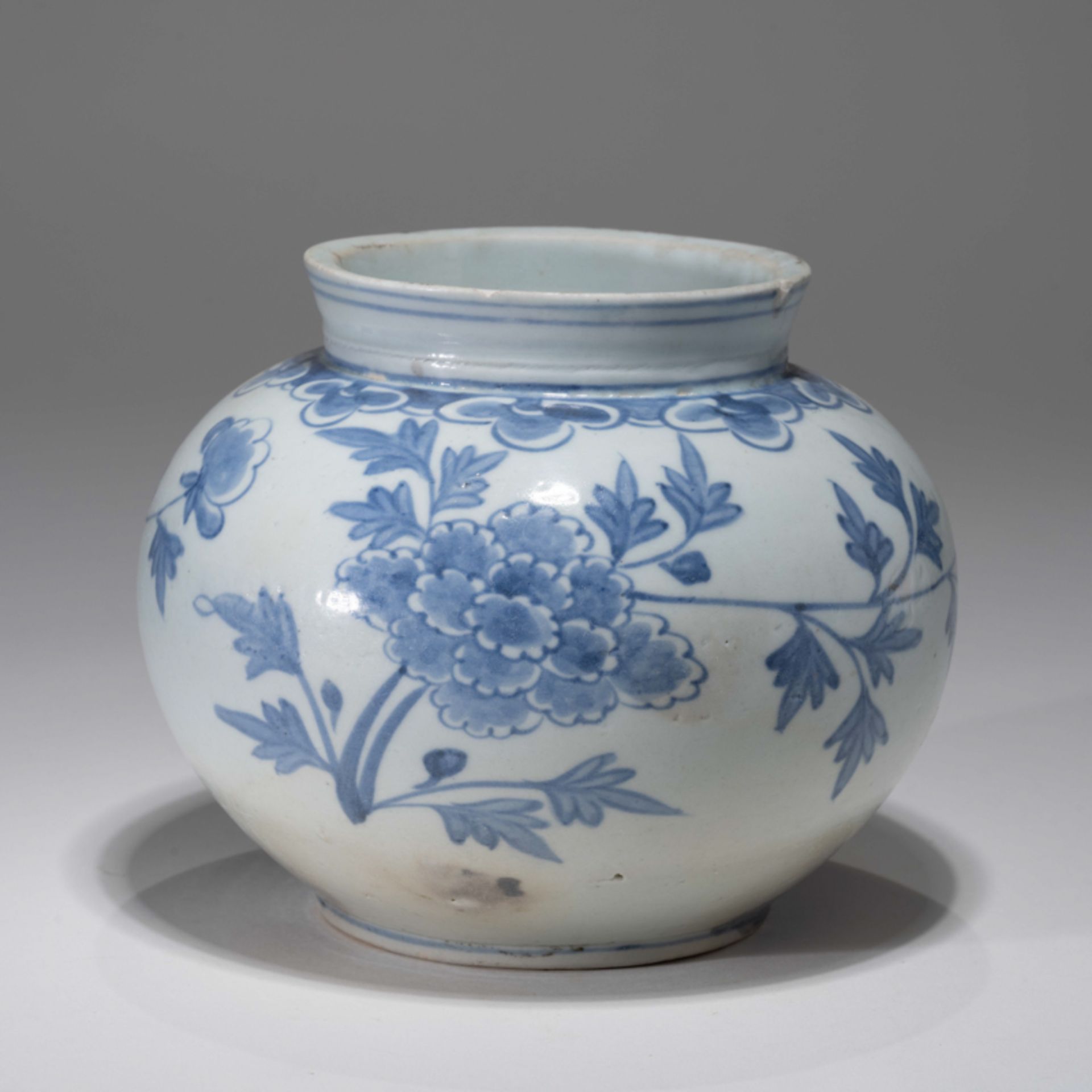 A KOREAN BLUE AND WHITE 'PEONY' ROUND POT, JOSEON DYNASTY