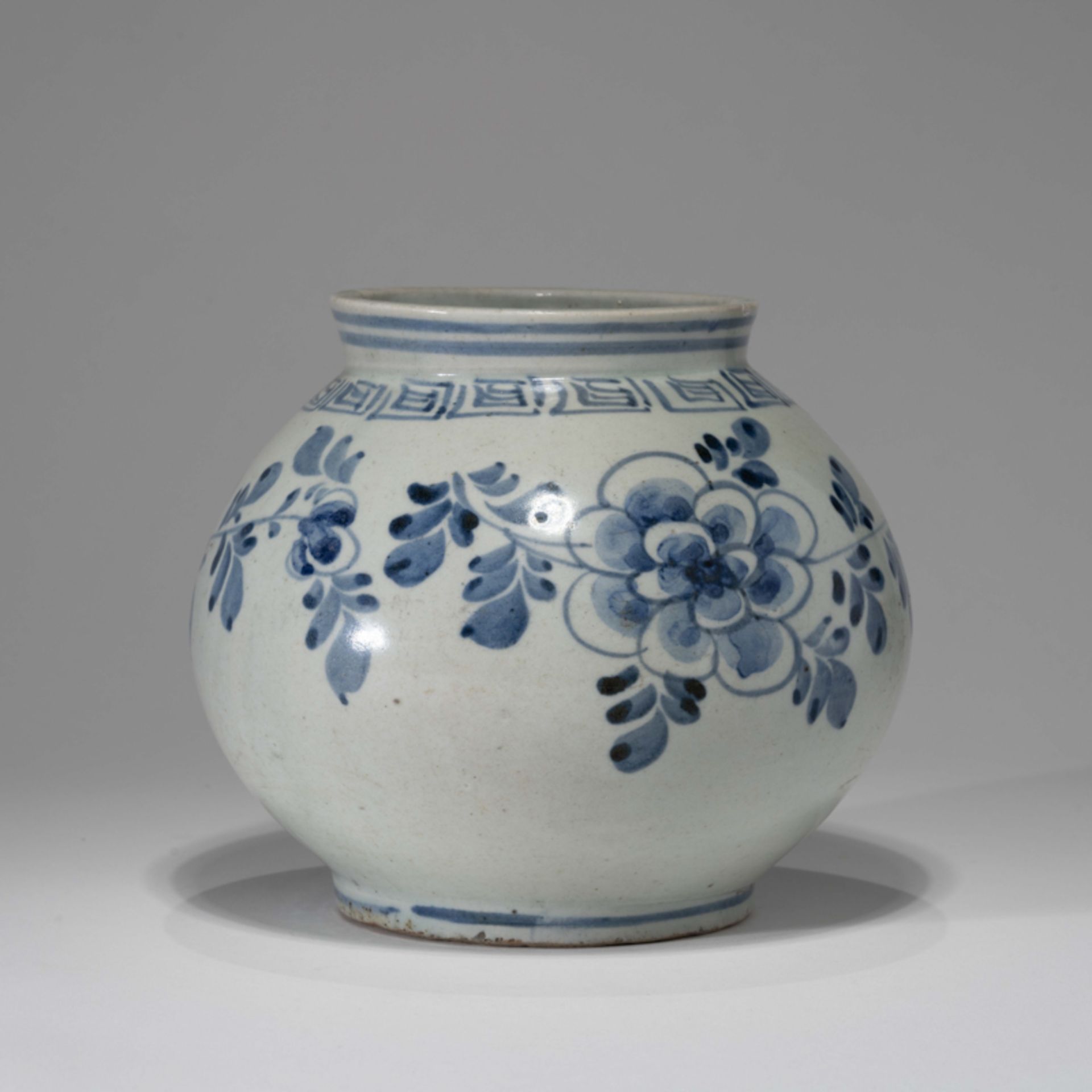 A KOREAN BLUE AND WHITE ‘PEONY’ ROUND POT, JOSEON DYNASTY - Bild 3 aus 8