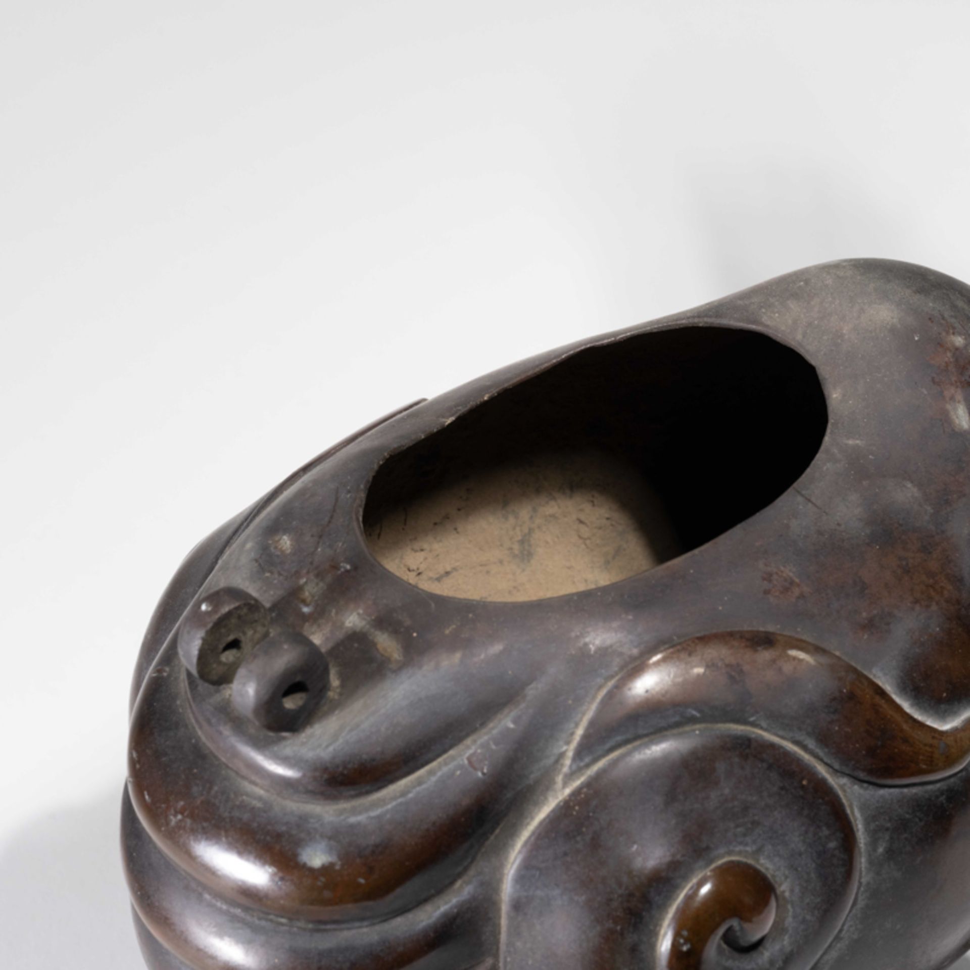 A LARGE CHINESE BRONZE LUDUAN FORM INCENSE BURNER, MING DYNASTY - Bild 6 aus 9