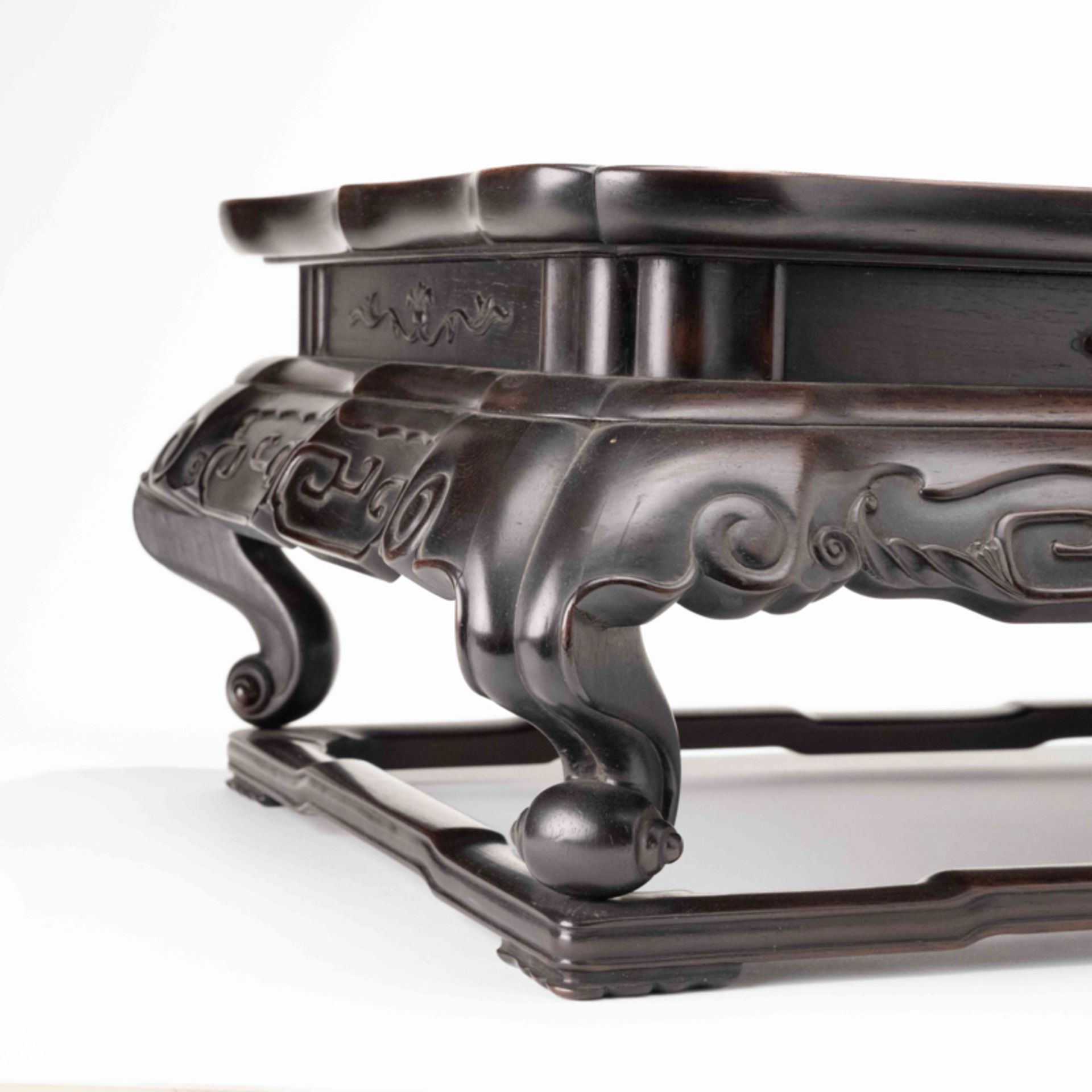 A CHINESE WOOD TABLE WITH 'FLOWER' DESIGN  - Image 9 of 11