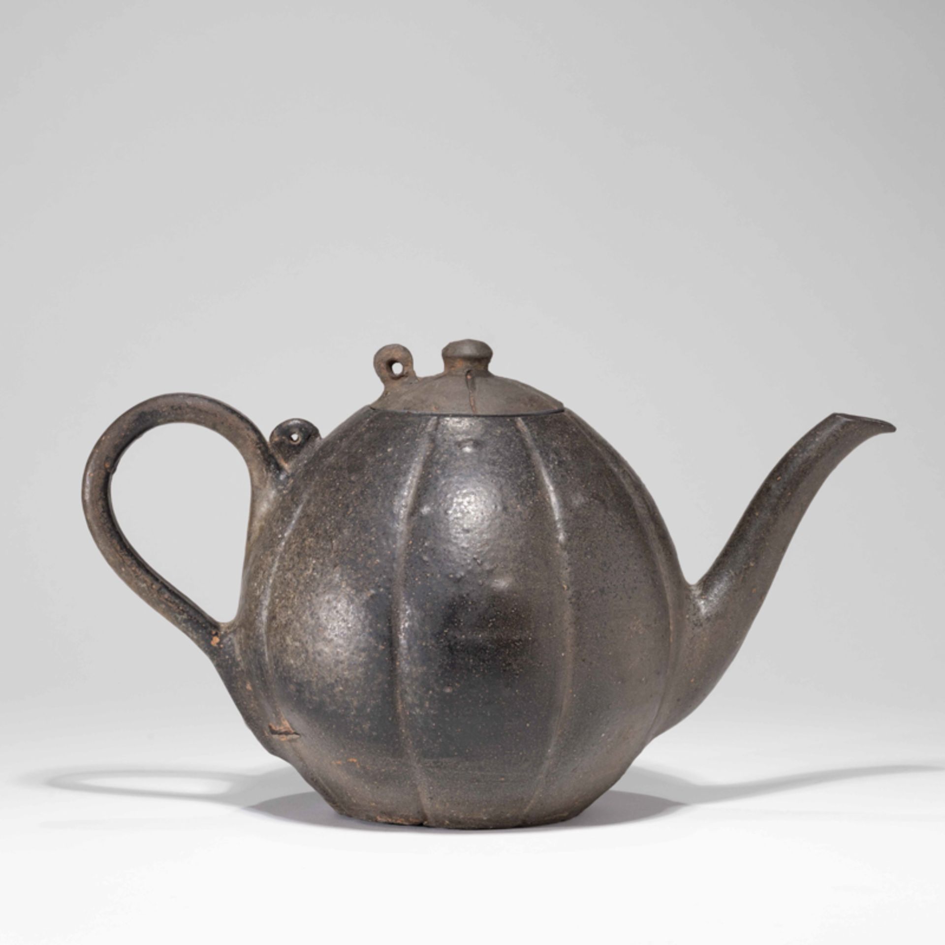 A KOREAN BLACK POTTERY MELON-SHAPED TEA POT AND COVER,SILLA PERIOD - Bild 2 aus 13