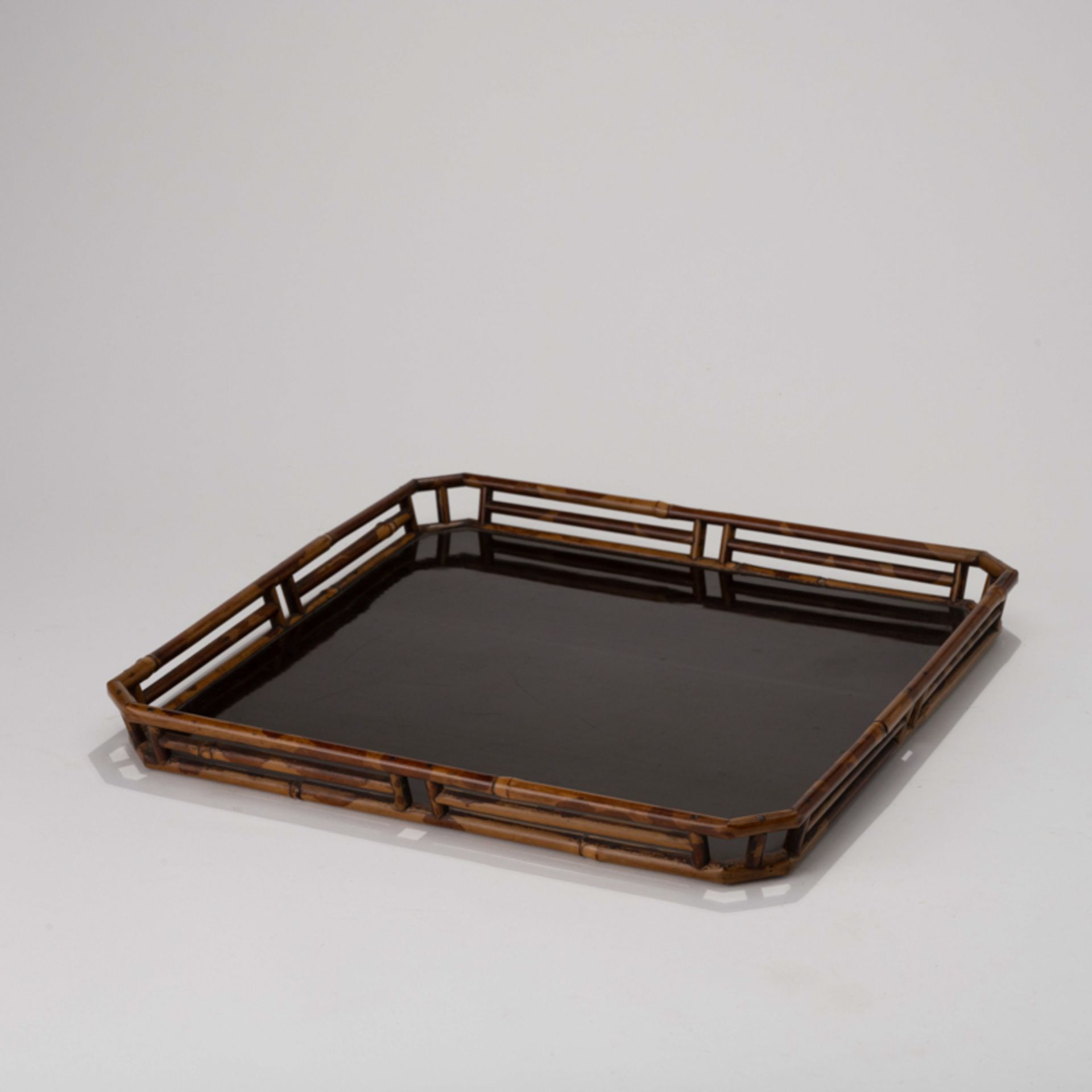 A CHINESE LACQUERED WOOD INLAID BAMBOO SQUARE TRAY - Image 2 of 11