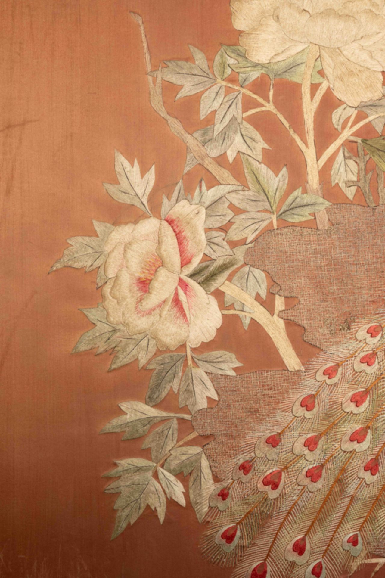 A TWO-PANEL FOLDING SCREEN WITH EMBROIDERED PEONY AND PEACOCK 孔雀牡丹圖刺繡 屏風 - Image 5 of 7