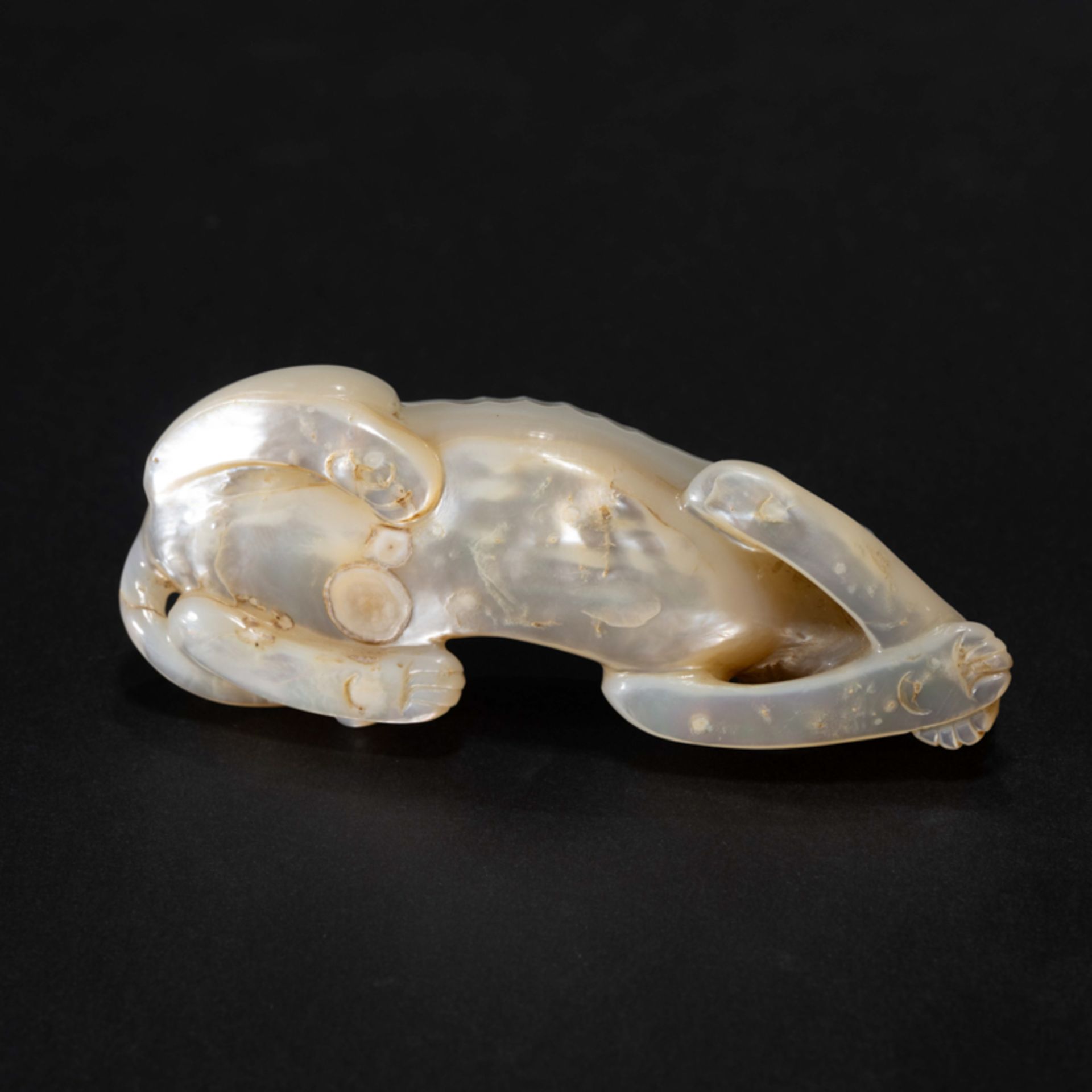 A CHINESE SEASHELL DOG-FORM ORNAMENT - Image 3 of 8