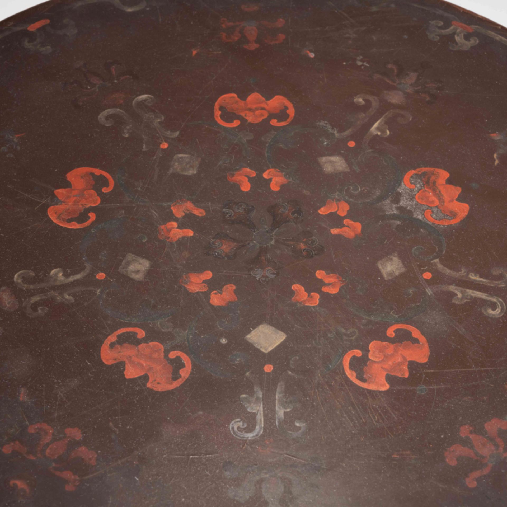 A LARGE CHINESE LACQUER BOX WITH PAINTED BAT DESIGN - Image 3 of 7